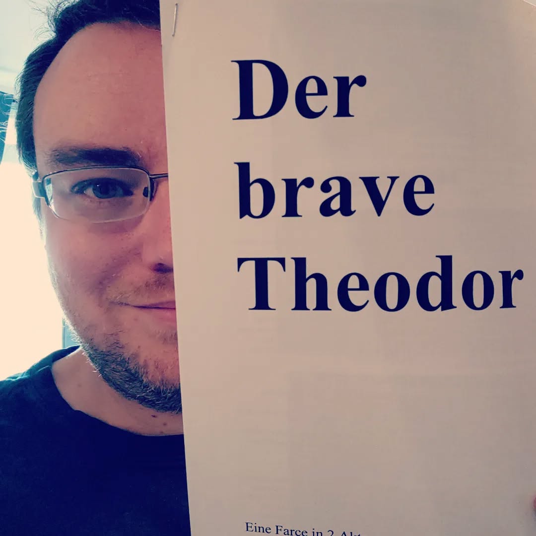 Mein erstes Stück: "Der brave Theodor" - das perfekte Jubiläumsstück - es handelt von einer Theatergruppe, die ein Theaterstück probt und aufführt, doch dabei läuft alles schief, was nur schief laufen kann.
Vor 7 Jahren habe ich angefangen daran zu schreiben, vor 4 Jahren war ich damit fertig. Dann viele Bewerbungen verschicken und der dritte Verlag(Der Cantus Verlag) hat es dann auch direkt angenommen und verlegt und so wurde es vor 3 Jahren veröffentlicht und nur zwei Monate später in Ingolstadt uraufgeführt.
Dann kam leider Corona und alle Vorstellungen wurden abgesagt bis es letztes Jahr dann in der Schweiz wieder aufgeführt wurde.
Hier Mal ein paar Bilder der bisherigen Aufführungen und Anderem, ganz am Ende: meine Miniaturbühne mit dem leeren Bühnenbild.
Hoffentlich gibt es bald wieder Aufführungen!
Auf jeden Fall gibt es sehr bald wieder Theaternews von mir...
#derbravetheodor #cantusverlag #mofliz #theater #theaterstück #theaterautor #fitzek #cantus #autor #schriftsteller #Theodor #theaterjubiläum