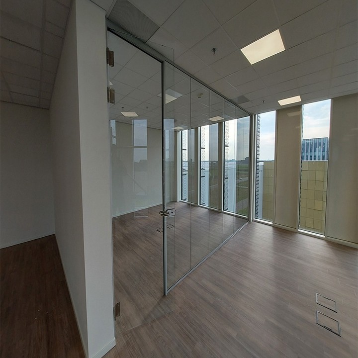 Office Glasswall #aanemer #aanemersbedrijff #glass #systemwall #glazenwanden #systemwand #dutchwall #officeroom #office #paint #schilder #wallpaint #wallpaper #reconstruction #renovation #denhaag #utrecht #amsterdam #hoofddorp