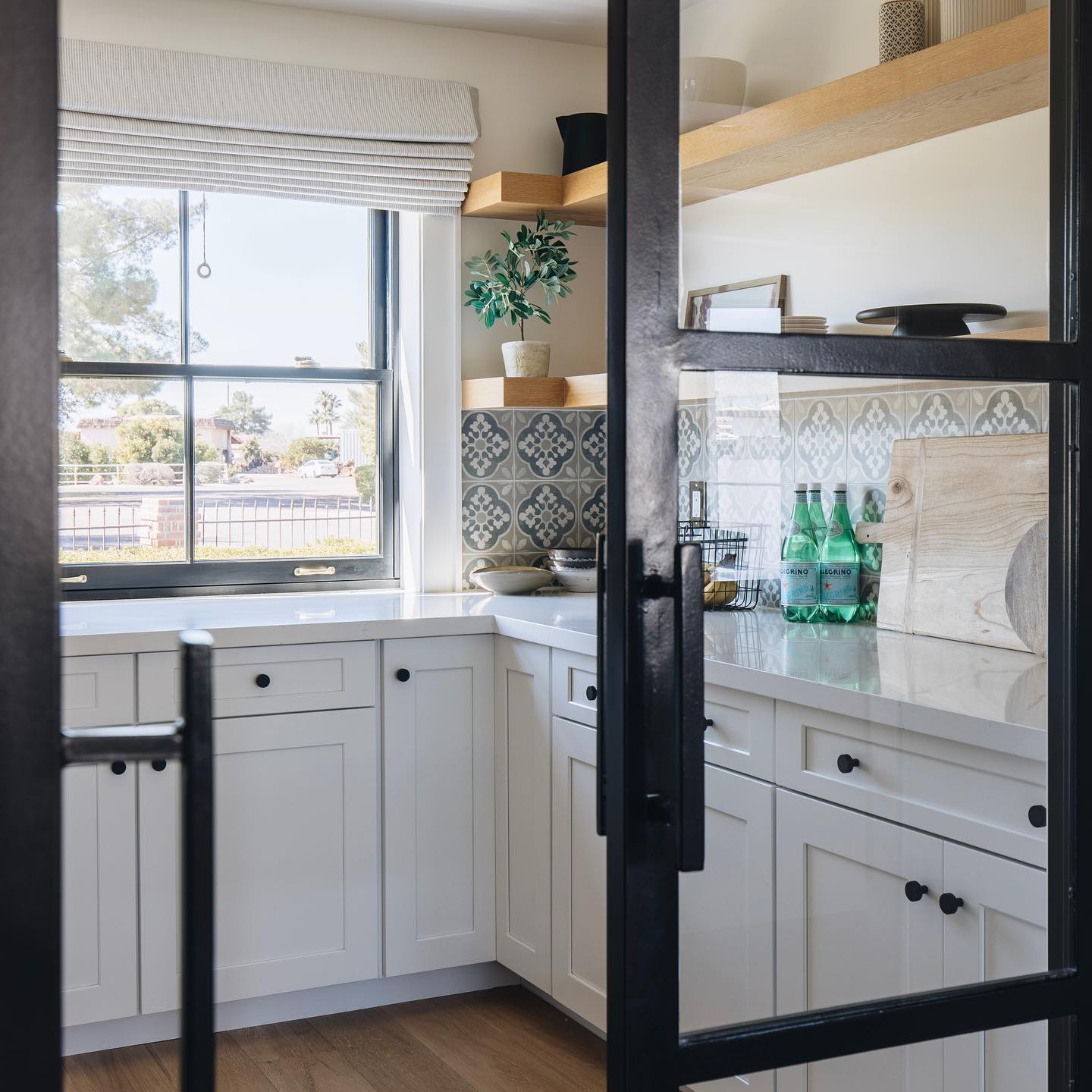 You can never go wrong with a white cabinet, loving the way it brightens up this space!
#whitecabinets #cabnitry