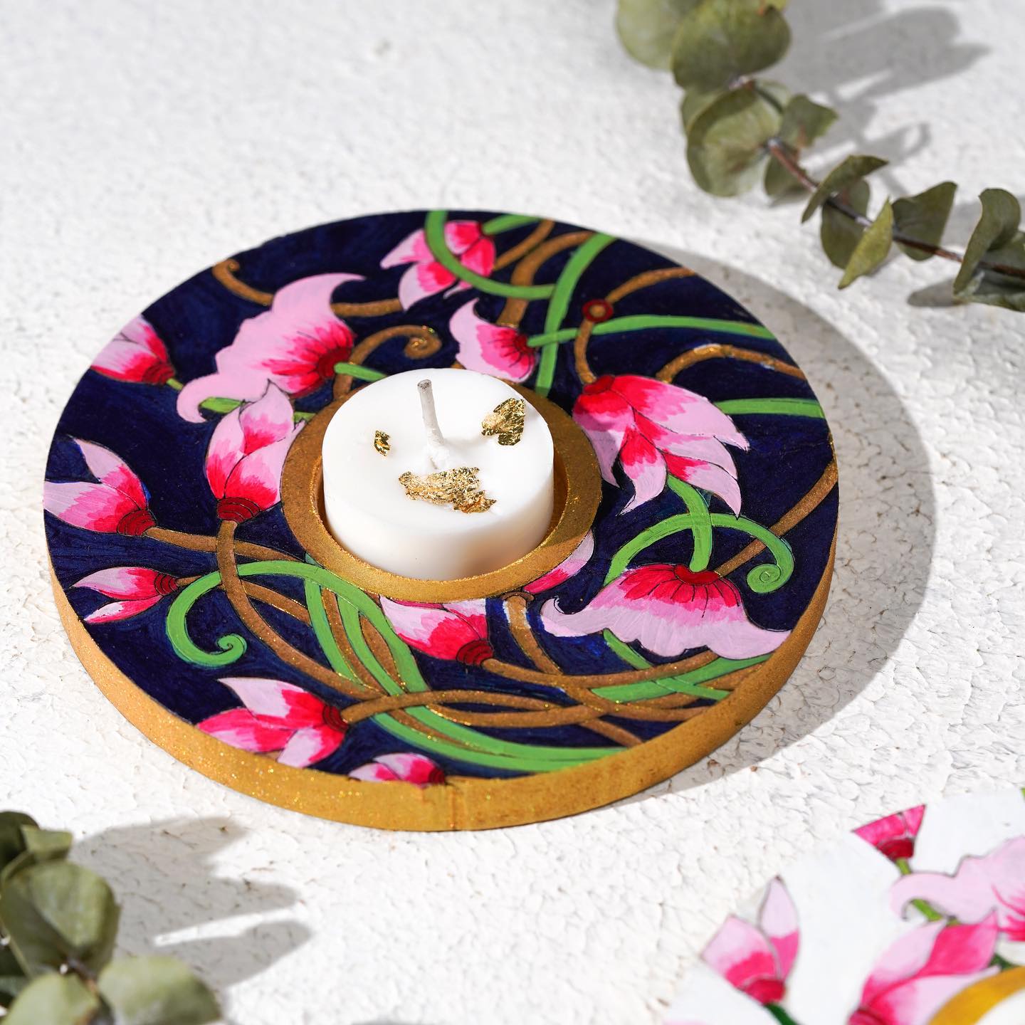 Florals are always an elegant choice, and this beautiful candle holder has the potential to stand out in the room! It comes with an elegantly crafted gift box, along with a soy wax candle
#artykase #candleholders #candles #diwali #diwalihampers #homedecor #diwalidecorations #shop