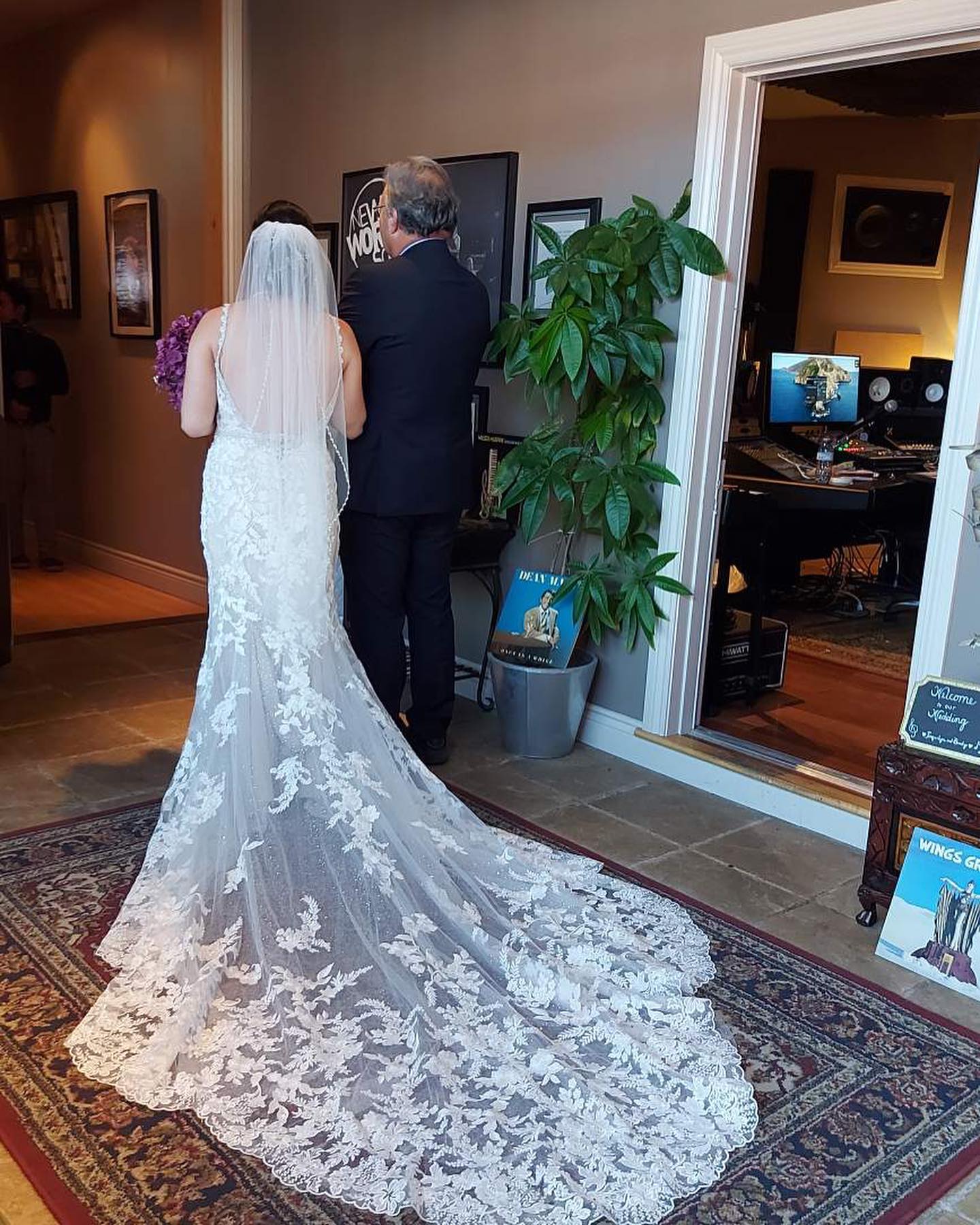 âYou donât love someone for their looks, or their clothes or their fancy car, but because they sing a song only you can hear.â
âUnknown
Wedding Planner & Catering @catermeplease
Arbour @dreamdesigndecor
Venue @btownsound_eventvenue
Food Truck @50pesosfresh
#wedding #btownsoundeventvenue #btownsound #weddingvenue #onlyyoucanhearmysoul #bride #bridalgown #burlingtonontario #burlont #oakvilleontario