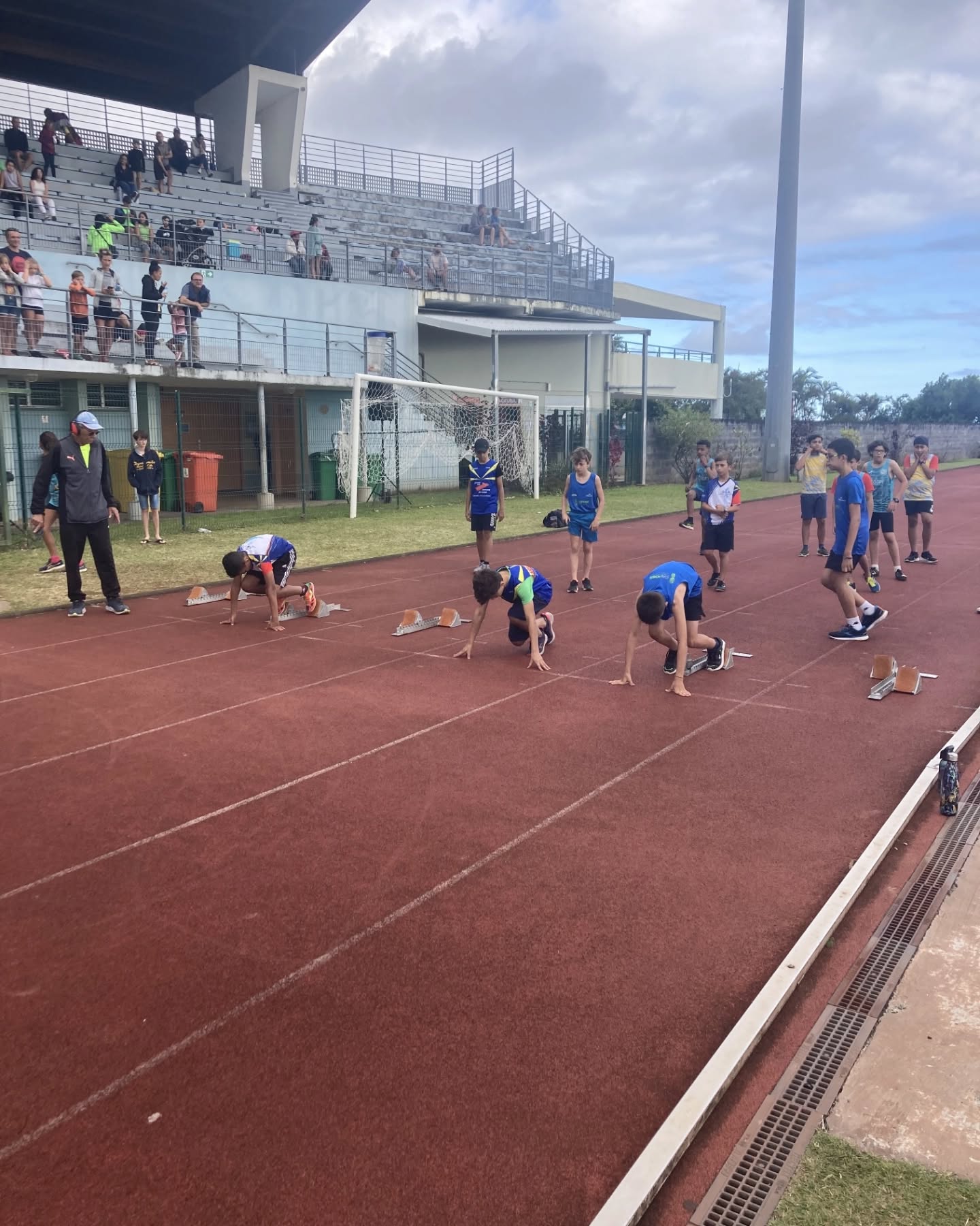21 athlètes du CAPOSS étaient présents ce samedi pour la première compétition individuelle de la saison.
Beaucoup de nouveaux adhérents ont joué le jeu afin de venir découvrir la compétition.
Lya LEJOYEUX termine 16e du triathlon benjamines et une belle performance sur 50m avec 8’’14.
Chez les benjamins c’est Louis ARMAND qui est le mieux classé avec une 7e place et 31 pts.
Chez nos minimes garçons Soane MENRAS améliore son record sur 1000m avec 3’26’’85, 8e.
Martin ENCATASSAMY-RONDEAU fait de même en longueur, 5e avec 4m46 et un RP. Martin termine 2e du poids (4kg) avec 7m73.
Christine CAVANE master termine 2e du 3000m en 12’41’’76.
Quentin DALELE spécialiste du 800m remporte le 3000m en 10’16’’52, juste devant son camarade Adrien FELD-BARILLET en 10’16’’84.
Merci aux parents, bénévoles, coachs qui ont contribué à la réussite de cette manifestation.
Bravo à tous et rdv le 15/10.