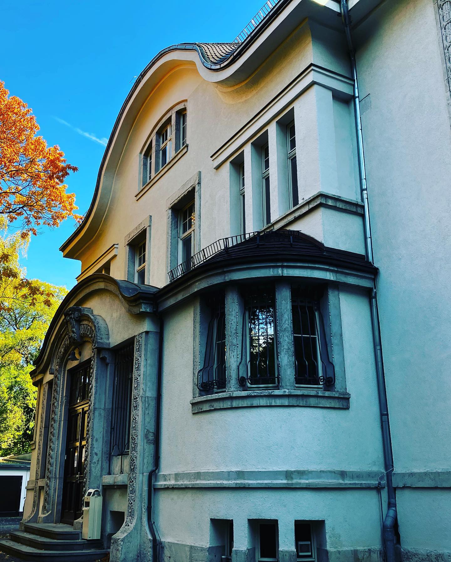 Wer meine notatka (link in bio ;)) aufmerksam gelesen hat, weiß, dass ich seit JETZT am #dll in Leipzig an meinem Buchprojekt arbeite. Was heißt, es gibt jetzt hier neben all meinen Vulvasphären und #dasjungfernhäutchengibtesnicht & queer*fem Themen und Theaterstuff auch mein "neues altes nur sichtbares schreibendes Leben" zu sehen und zu lesen. Die erste Woche war einfach nur voll und ich hab keine Ahnung, wann ich mal zum Prozessieren komme... Ich habe eine Schultüte zum Studienbeginn bekommen und das wohl passendste Zitat ever: DU ÖFFNEST EIN BUCH UND DAS BUCH ÖFFNET DICH - (ka von wem, aber es traf mitten rein!❤️🩹) Ich war auch gleich am ersten Abend auf einer Lesung @maroverlag "Zur Verteidigung der Traurigkeit"
Ein erschöpftes Heft · MaroHeft #5 von Bettina Fellmann und Rebekka Weihofen und hab dort auch alle anderen tollen Hefte wiedergesehen (im Cineding und Buchladen Drift) und mich so gar nicht alleine gefühlt. Dann hab ich das DLL das erste Mal von innen gesehen ... -> und dazu gibts in der nächsten notatka mehr - da zu wenig Platz hierfür: wieder studieren nach 8 Jahren, was is mir das Schreiben wert?, wie geht's mir damit, dass plötzlich alle meine Texte lesen und kommentieren?!, wie schambehaftet es ist, wenn Leute beim Ausprobieren zusehen ... und schaff ich es, zu anderen Dingen nein zu sagen? & wie geht's mir mit dem Pendeln...?! ... etc.pp. 🙈🍂🍁Ansonsten hat sich Leipzig mega schick gemacht und güldene Teppiche ausgerollt und mich herzlichst willkommen geheißen... seht selbst 💚🧡🍂🍁🍃☀️#schreiben #autorin #politischesschreiben #literarischesschreiben #tochterschaft #oliwiasnotatka #leipzig #feminismus #feministischschreiben #lesen Meine Lektüre: @danieladroescher #zeigdeineklasse Auch in Leipzig gibts kein Jungfernhäutchen 🫶 @lustainable