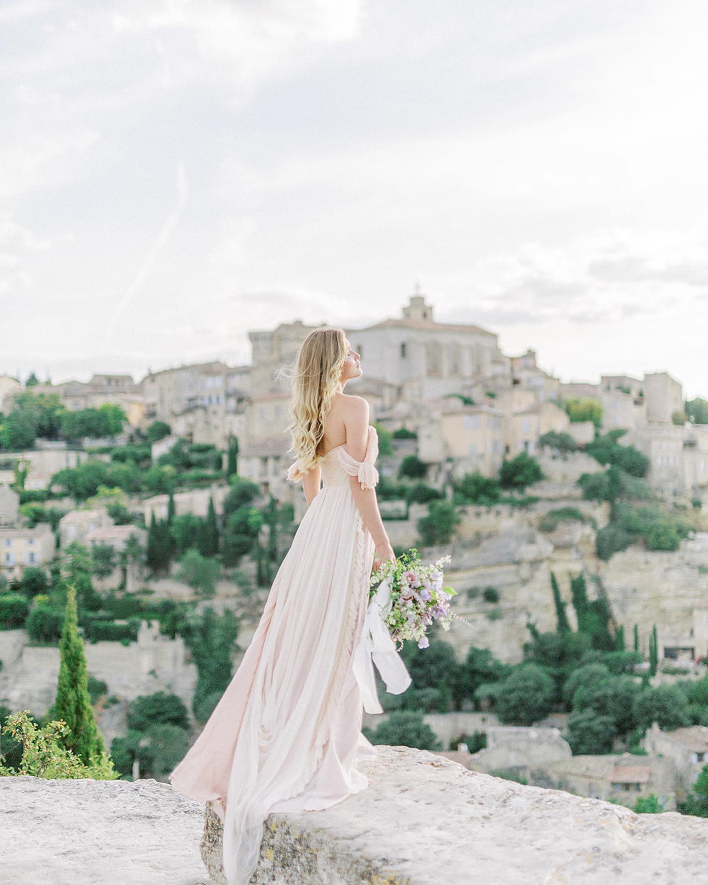 Il y a quelques temps j’ai eu le plaisir d’assister mon amie @geraldineleblanc.photography sur ce beau projet, réalisé au cœur de la Provence. Belle récompense pour nous puisque nous avons eu l’honneur d’être publié sur le fameux blog @weddingsparrow
Bravo à toute l’équipe ! 🙏🥰
.
.
Photos: @sandramalbequi.photography & @geraldineleblanc.photography
Planning and concept: @geraldineleblanc.photography
Floral designer: @capucineatelierfloral Dress: @millia.london | @mywony_atelier | @marionferacreation
Venue: @domainelesmartins
Hair and make-up: @karinebrossardmakeuphair
Stationery: @thebridalpress
Muse : @oceane.leny
.
.
#provencewedding #fineartweddings #weddinginprovence #mariageromantique #fineartweddingphotographer #fineartcuration #frenchwedding #frenchrivierawedding #weddingphotographer #photographemariage #mariagecotedazur #weddingplanner #wedding2023 #weddinginspiration #destinationweddingphotographers