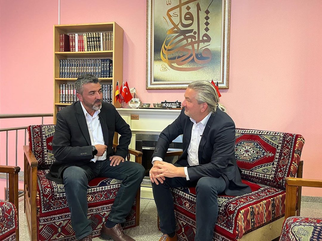 Meclis başkanı sayın Jens Grode Cemiyetimizi ziyaret ederek faliyetlerimiz ve Rüsselsheim a bakışımız hakkında bilgi aldı.Nazik Ziyaretleri ve candan hoşsohbetlerinden dolayı kendisine çok teşekkür ediyoruz.
Der Stadtverordnetenvorsteher Herr Jens Grode besuchte unseren Verein und informierte sich über unsere Aktivitäten und unsere Sicht auf Rüsselsheim. Wir danken ihm sehr für seinen freundlichen Besuch und das herzliche Gespräch.