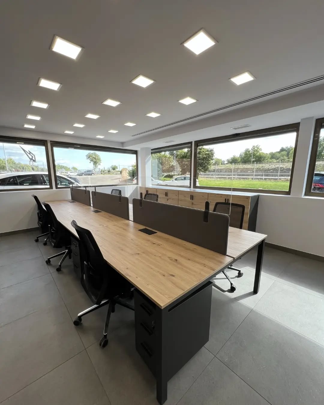 En últim lloc, us ensenyem els llocs de treball de les oficines que vam publicar la setmana passada, tancant així aquest projecte ✔️