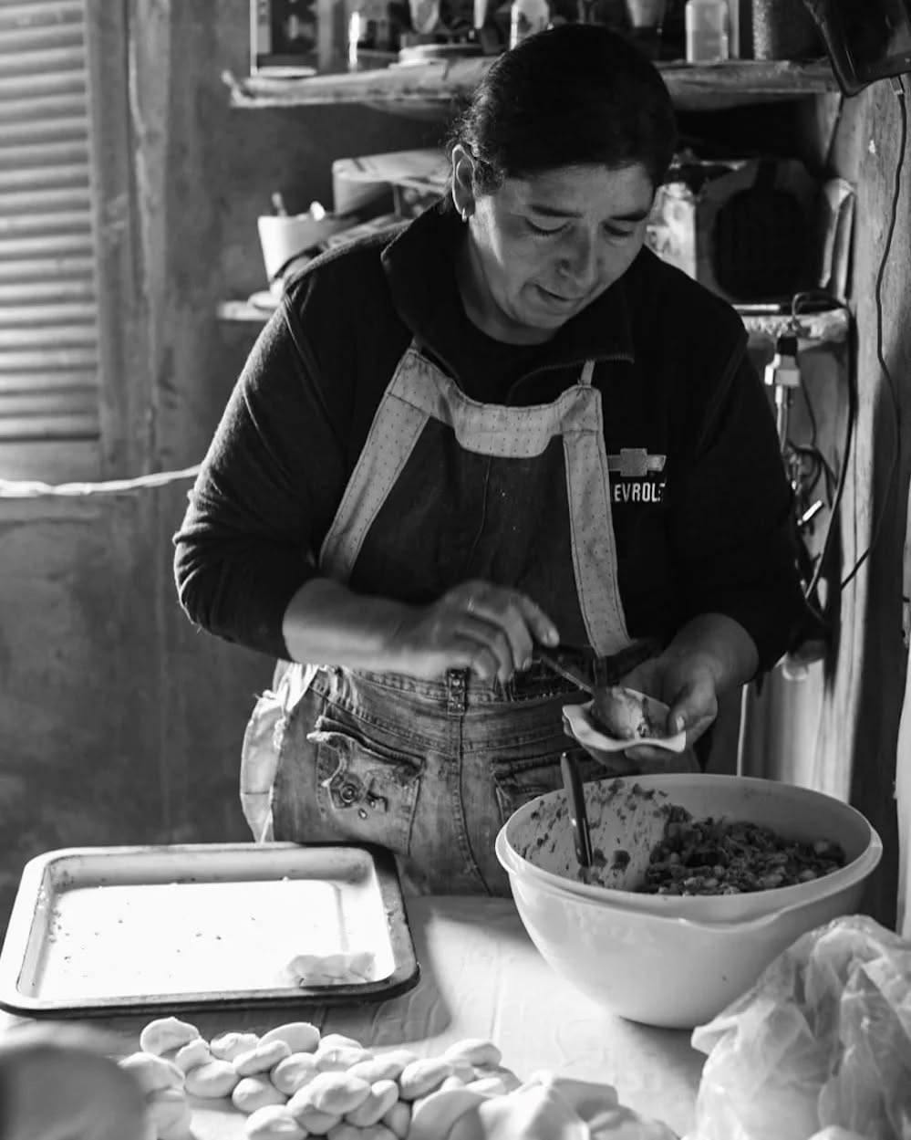 Silvina Maldonado del paraje San Antonio de Copo en su casa haciendo empanadas para los vecinos de la comunidad y el equipo de @ingenieriasinfronteras_ar