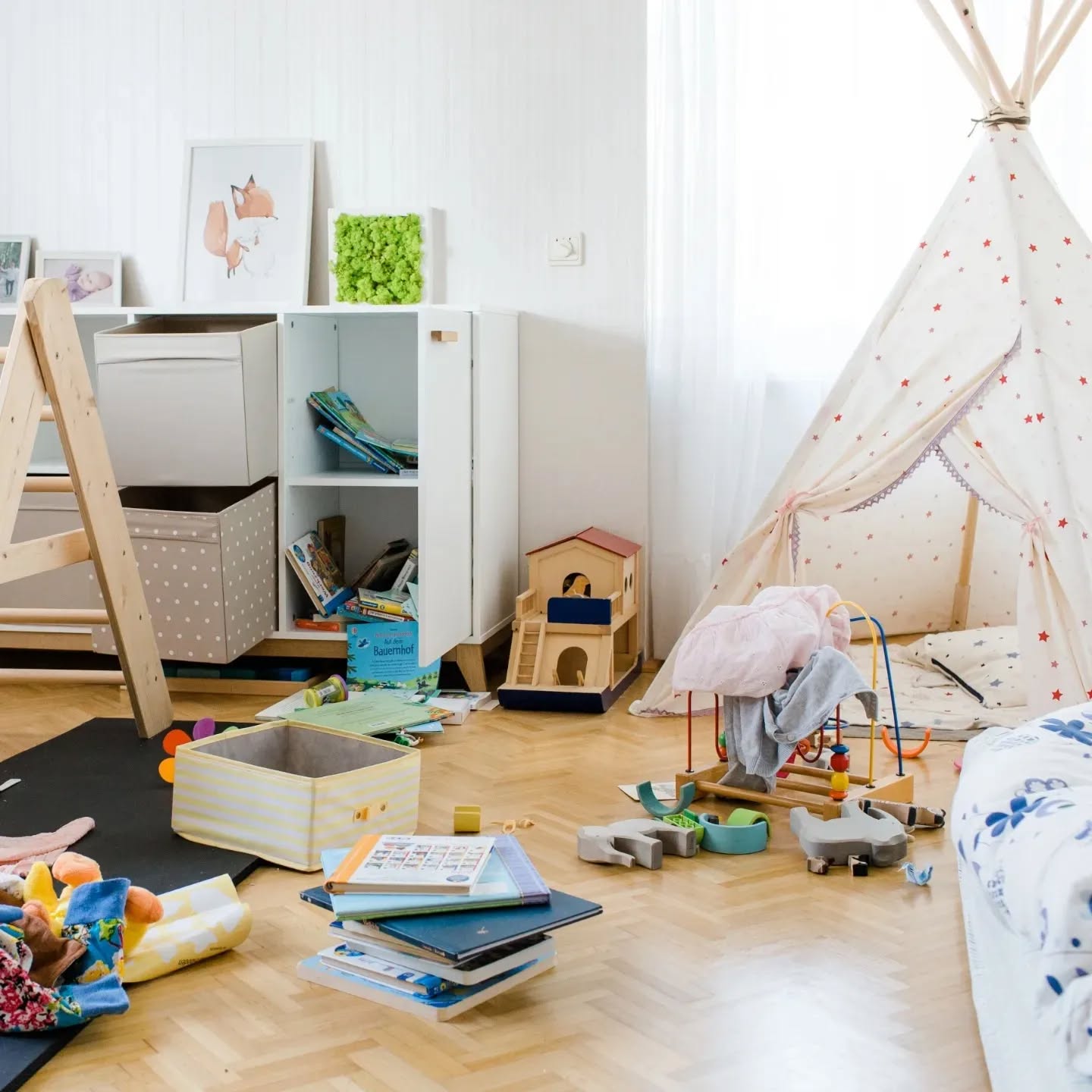 Wer kennt es nicht? Das Kinderzimmer Chaos… Aber selbst Kinder können mit der KonMari® Methode ausmisten und aufräumen lernen. Sie wissen meist noch viel besser als Erwachsene, was ihnen wirklich Freude bereitet.
#glueckssachen #sparkjoy #konmari #mariekondo #konmariconsultant #magiccleaning #ordnung #ordnungscoach #ordnungsberatung #aufräumen #ausmisten #entrümpeln #organisieren #ordnungshilfe #linz #leonding #oberösterreich