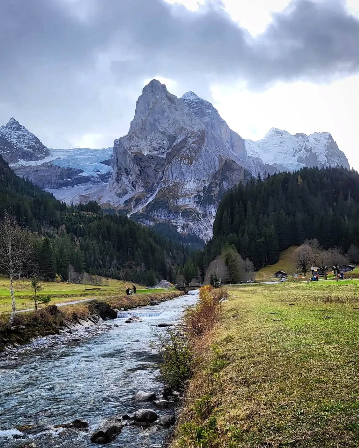 Rosenlaui ⛰️🍁🍂
#rosenlauischlucht #hikingadventures #nature #switzerland #autumnvibes #beautifuldestinations #happysunday #glacier @fadah920