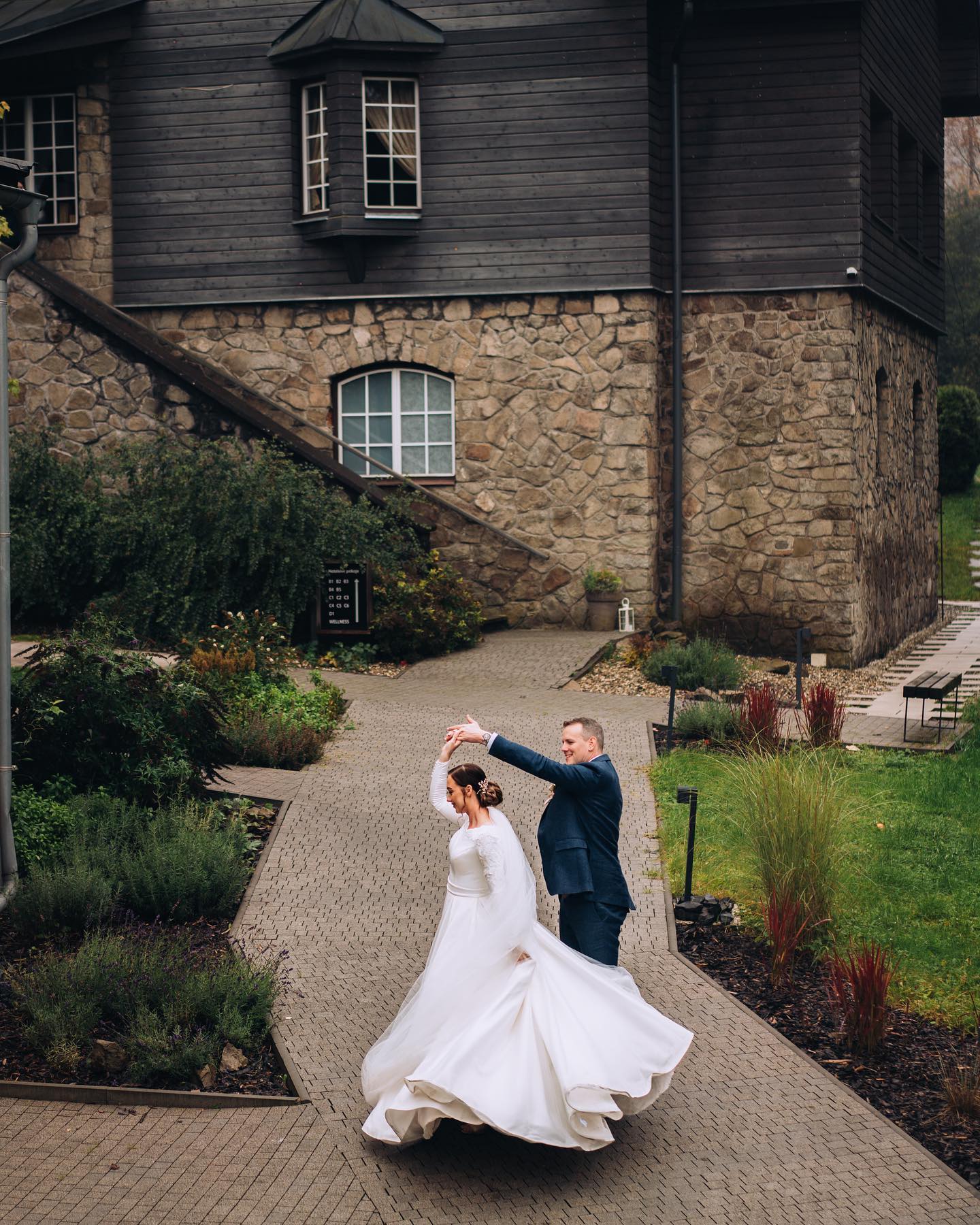Romča a Ondra:))
#svatba #svatebnisaty #svatba2022 #svatebnifotograf #svatebniinspirace #svatebnifoto #wedding #weedingdiaries #portret #instawedding #bride #portretnifotografie #svatebnimisto #prskavky #feelings #fotograf #fotografostrava #weddingphotographer #weddingday #beskydymountains #svatbavbeskydech #ślub #slubneinspiracje #weddingphotography #svatbavprirode #fearlessphotographer