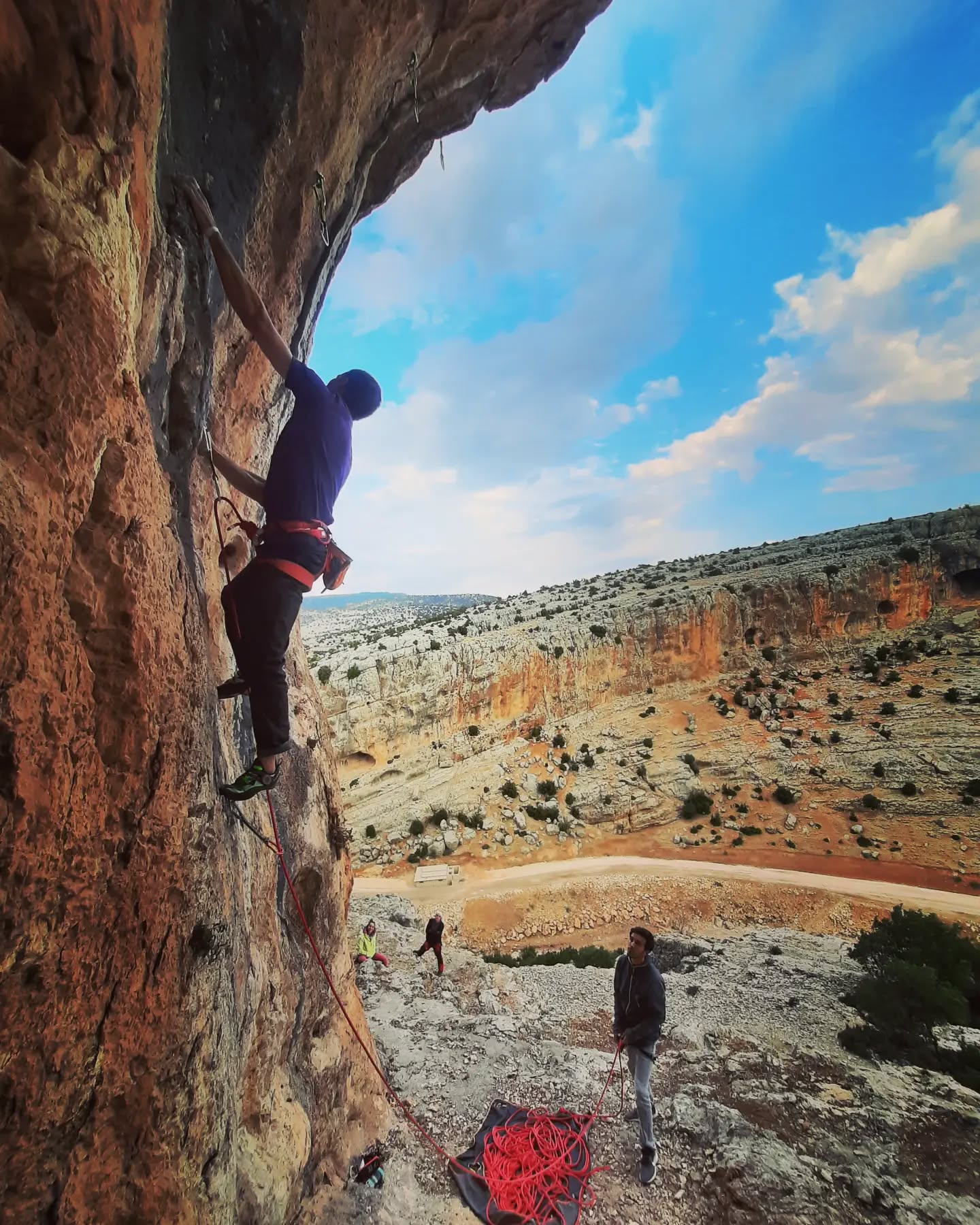 @zorbeyaktuyun Gaziantep, Köklüce kanyonundaki "Anadolu Kaplanı / 7c" rotasının ilk çıkışını ilk görüşte gerçekleştirdi.
@yuksekisler
#climbing #rockclimbing #bolting #rebolting #routesetting
#belay :@osmanxqx
#routesetter and #photo:@rock__n__ride