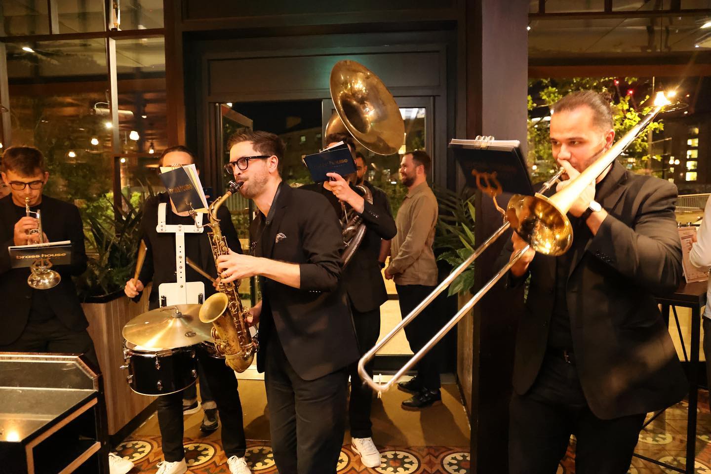 The launch of Hoppers : The Cookbook 🙌
Massive congrats to @karancooks and @hopperslondon
.
.
.
#TheLondonStrollers #RoamingBand #BrassBand #StrollingBand #AcousticBand #LuxuryEvents #LuxuryWedding #InternationalBand #London #EventProf #WeddingPlanner