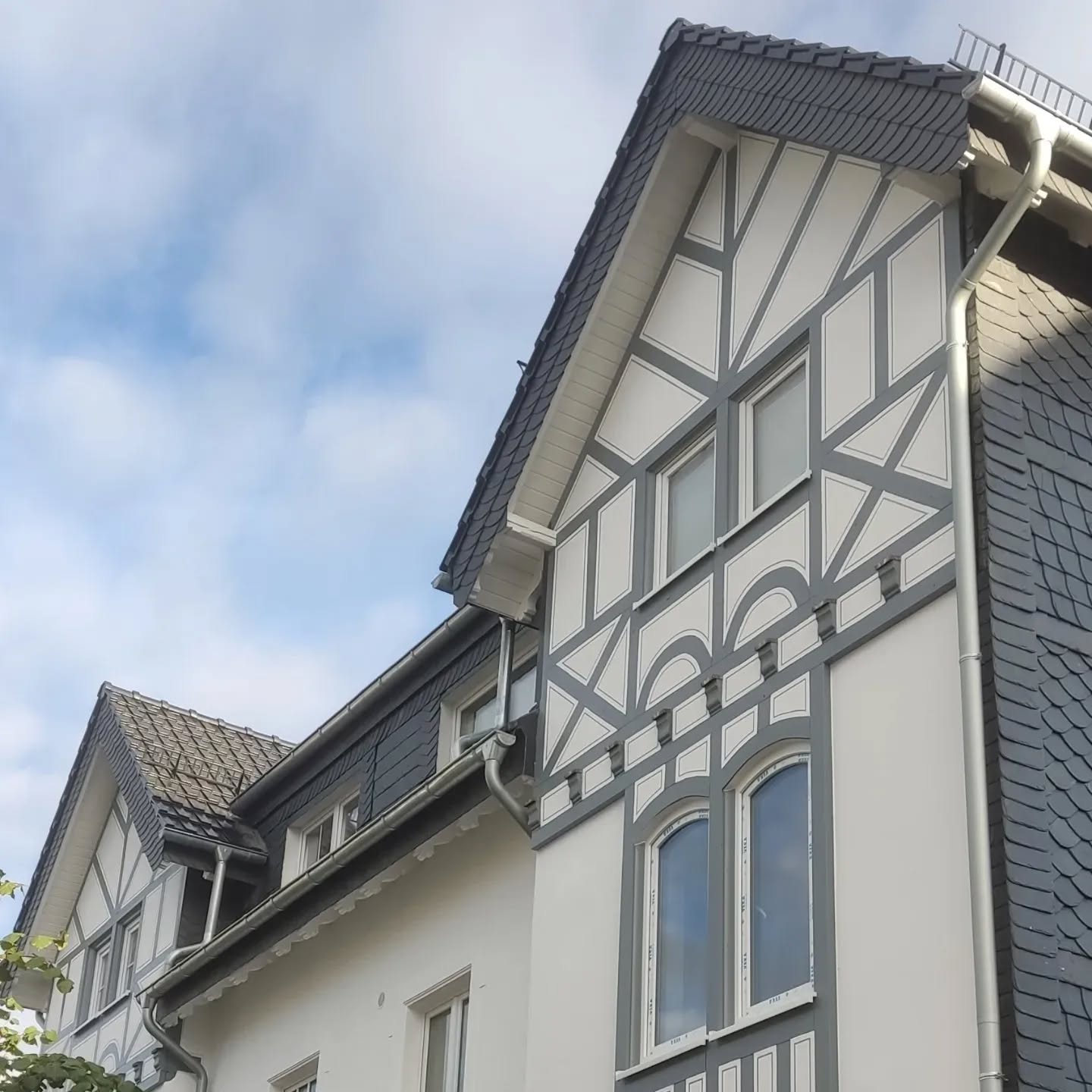 Diese Fachwerk- und Stuckfassade haben wir im Herzen von Olpe saniert.
Dabei legte der Kunde Wert auf die original und detailgetreue Wiederherstellung der Fassade.
Lediglich die Farbgebung wurde geändert und angepasst.
Ein tolles und vielseitiges Projekt, dessen Ausführung uns viel Freude bereitet hat.
#TheoundGuidoHesse #StuckgeschäftHesse #DeinStuckateurInOlpe #stuckateur #verputzer #gipser #außenputz #innenputz #stuck #WeilIhrHausUnsWichtigIst #wirgebenIhremHauseinGesicht #handwerk #teamarbeit