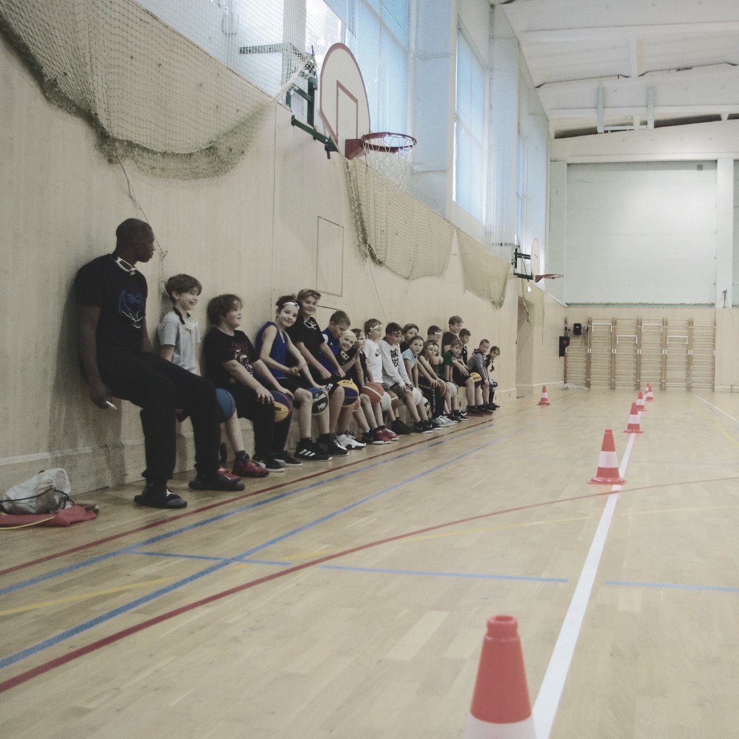 Vihmasel teisipäeval kogunesid retrohõngulisse Padise kooli saali korvpallihuvilised lapsed. SK KETS linnalaagrisse tuli külla legendaarne korvpallitreener Howard Frier T4G-st.
Päev oli sisutatud korvpalli arendavate treeningutega, distsipliiniga ning huvitavate harjutustega. Usun, et kõik lapsed said päeva jooksul paremaks.
Maitsvat kehakinnitust pakkusid Padise kooli kokad ning Leaderi ühisprojekti toetas Lääne-Harju Koostöökogu ja Lääne-Harju Spordikeskus.
Homme jätkub linnalaager ning külla tuleb Kalev Elken, kelle juhtimisel saab olema väga lahe päev.
#padise #t4g #howardfrier #SpordikoolKETS #saameparemaks