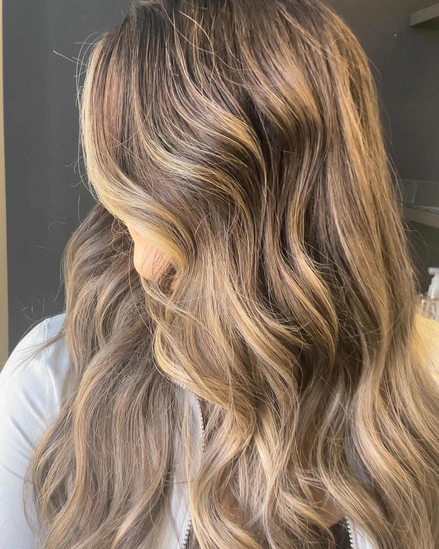 D I M E N S I O N ✨
I Love dimensional color.
The lowlights and darker tones are a great way change it up and have a whole new look and makeover.
Swipe ➡️ for the before
#wintersprings #lakemary
#orlandohair #rootsmudge #orlandohairextensions
#luxuryhair #dimensionalcolor #reversebalayage #orlandobalayage
#moneypiecehighlights
#dimensionalbrunette #dimensionalblonde