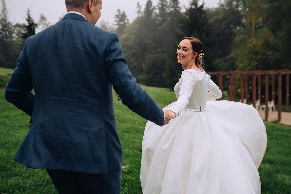 Romča a Ondra:))
#svatba #svatebnisaty #svatba2022 #svatebnifotograf #svatebniinspirace #svatebnifoto #wedding #weedingdiaries #portret #instawedding #bride #portretnifotografie #svatebnimisto #prskavky #feelings #fotograf #fotografostrava #weddingphotographer #weddingday #beskydymountains #svatbavbeskydech #celadna #svatbauholubu #weddingphotography #svatbavprirode #fearlessphotographer