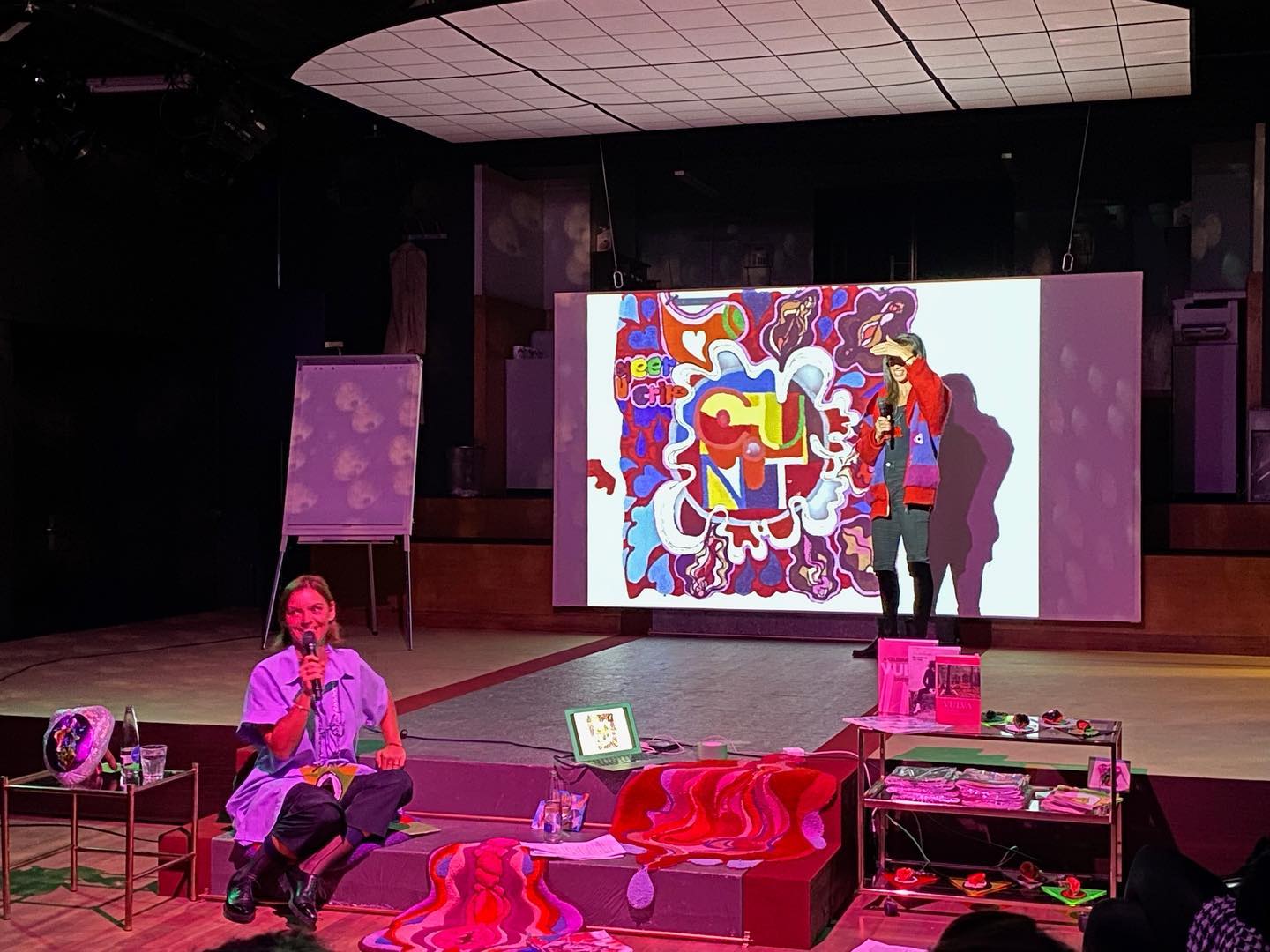 proudly presenting: #opencunt mit @talaya_schmid @spreadthelovekunts im @theaterneumarkt #zürich letztes we! talaya & ich haben uns vor 5 jahren auf derselben bühne kennengelernt-damals launch von #avenue magazin. wir saßen auf dem podium zum thema feministischer p0rn 💜 letzte woche hat uns das neumarkt eingeladen, um gegen die angst vor der offenen vagina und über talayas magazin #cunt zu sprechen 🤩💥⚡️🔥💦unsere performing lecture war spaßig & cool & lila & pink sowie ganz viel mythen bashing #dasjungfernhäutchengibtesnicht und #circludingcunts wurden gefeiert und: mit Videobotschaft von unserem vulva-vorbild @mithumelanie zum thema #ansyrma und #tabus!!! es war einfach vulvastisch! und sowas von besonders, dass uns das neumarkt (danke vor allem an julia reichert! und das (un-)sichtbare technik- und requi-team! 😻🫶) eingeladet und so herzlich und offen bei unserer performance unterstützt hat 💋💋💋 so ein tolles haus 😻👏übrigens für alle die es verpasst haben: wir gehen auf tour: am Sa 10.12. sind wir in #luzern @neubadluzern 😛😛😛 (wie würde talaya sagen:) cunt wait! 😽#werhatangstvorderoffenenvagina #cunt #sexeducation #performinlecture #deranatomieunterrichtdenwirniehatten #vulva #klitoris #vaginalecorona #circlusion #femporn #lila #pink #neumarkt #sexclinic #tufting #vulvagallery #glitterclit #livströmquist