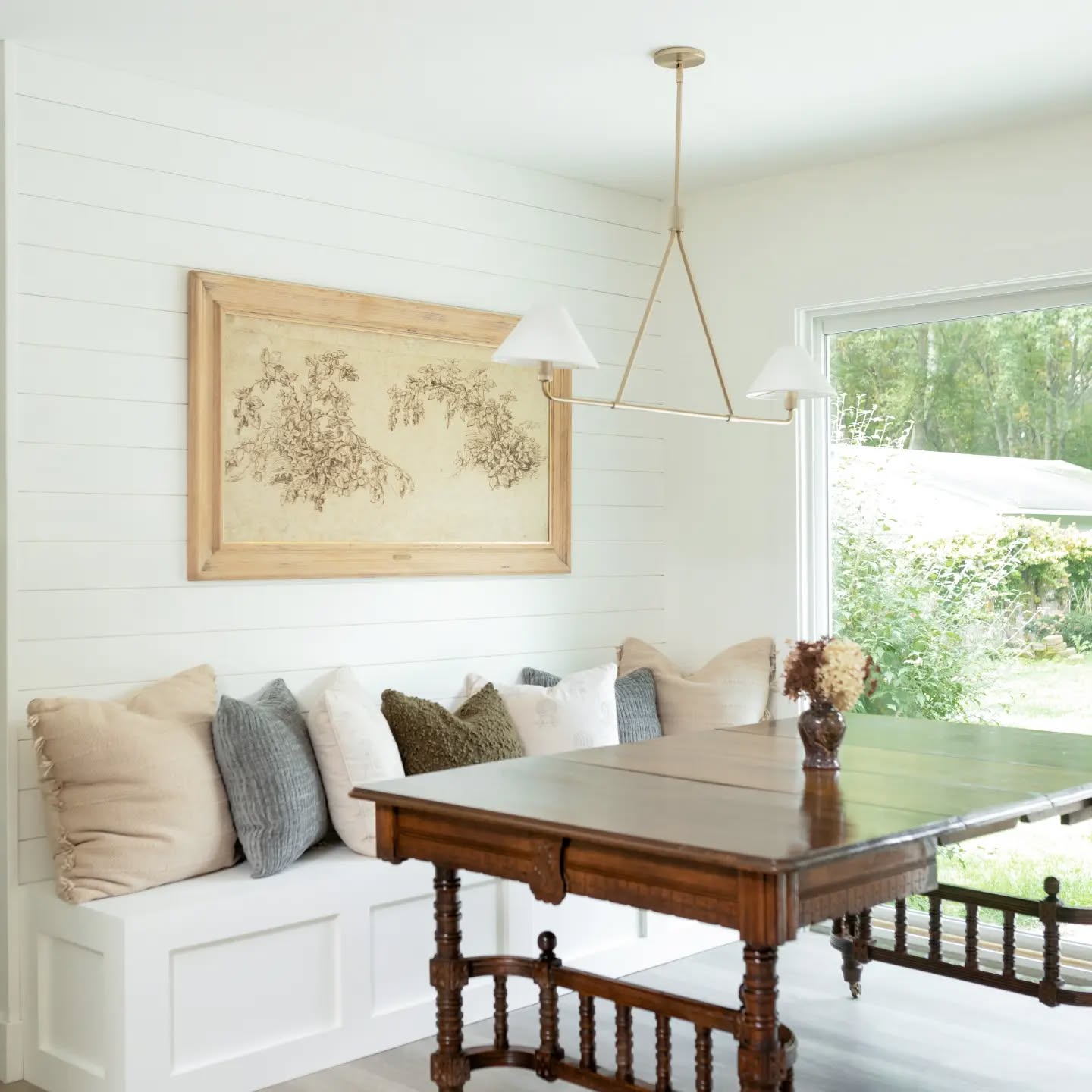 After four whirlwind days at High Point, a vintage furniture piece feels fitting! This table made my heart skip a beat when I found it! We paired it with a built in banquette to take advantage of all the floor space we could for kiddos running in and out from the pool! Swipe to see the before!
Design: @cassieklassenhome
Photos: @themittentog_interiors