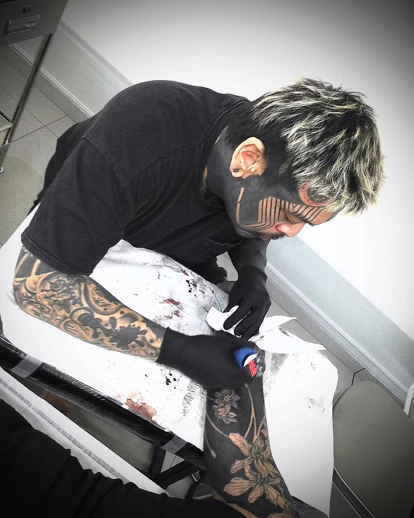 On a super nice German man David ! #blackworkerssubmission #blackworktattoo #blackwork #inktober2022 #inkmagazine #singapore #singaporetattoo #oddtattooer #flowertattoo