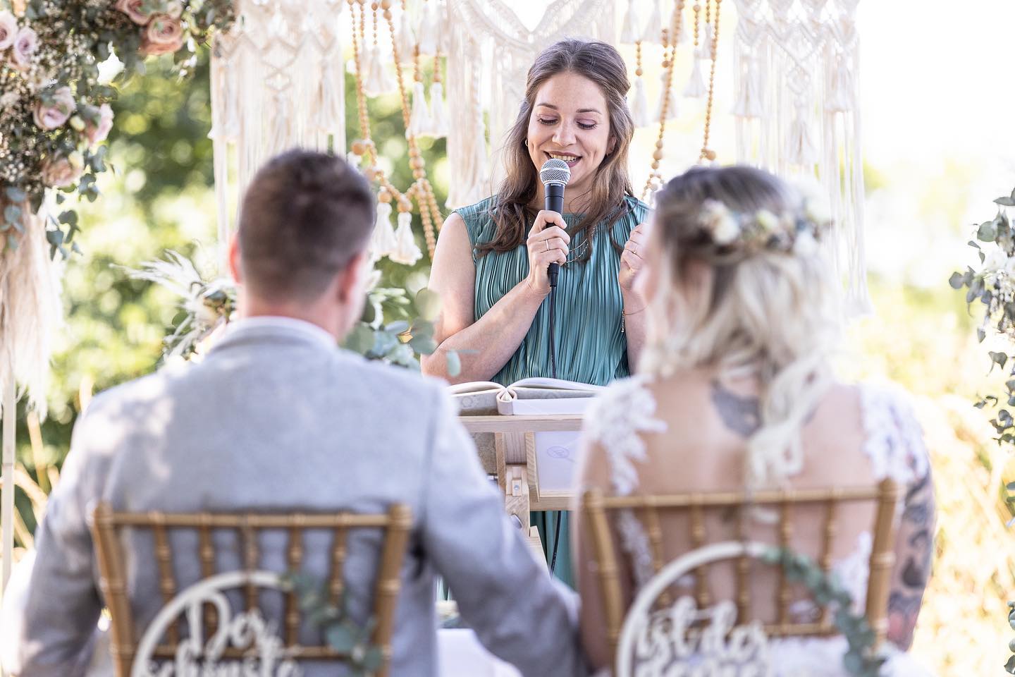 Was in den letzten Monaten so los war….
Wow, so viele tolle neue Menschen haben den Weg auf dieses Profil gefunden. Herzlich Willkommen und schön dass ihr alle da seid und da geblieben seid. Denn in den letzten Monaten war es hier bei Worte für die Ewigkeit recht ruhig.
Nicht aber im echten Leben. Das #teamwortefuerdieewigkeit hat in der Saison 2022 viele Hochzeitspaare glücklich machen dürfen. Ihr habt mit uns Tränen gelacht und Tränen geweint, in Erinnerungen geschwelgt, uns vertraut und mit Lobesworten überschüttet.
Es war uns ein Fest, euch zu begleiten, eure Liebe zu feiern und den perfekten Auftakt für eure Hochzeitsfeier zu kreieren. ❤️ DANKE für euer Vertrauen ❤️
Was sonst noch so los war, insbesondere bei mir, könnt ihr in der Story lesen.
Nach der Saison ist bekanntlich vor der Saison. Die Kalender für 2023 füllen sich bereits. Wir haben aber noch freie Termine, besonders in der Vor- und Nebensaison.
Fragt am besten direkt heute noch euren Wunschtermin über das Kontaktformular (Link in Bio) an. Wir freuen uns auf euch.
Alles Liebe Silke ✨
Foto: @dein_lieblingsfoto
Deko: @lovely.concepts
#hochzeitssaison2023 #freietrauung #freietrauung2023 #freietrauung2024 #freietrauungbamberg #freietrauungnürnberg #freietrauungingolstadt #hochzeitindenbergen #hochzeitingolstadt #hochzeitbamberg #verlobt #freierednerin #freierednerinbayern #braut #brautkleid #hochzeitsinspiration #derschönstetag #danke