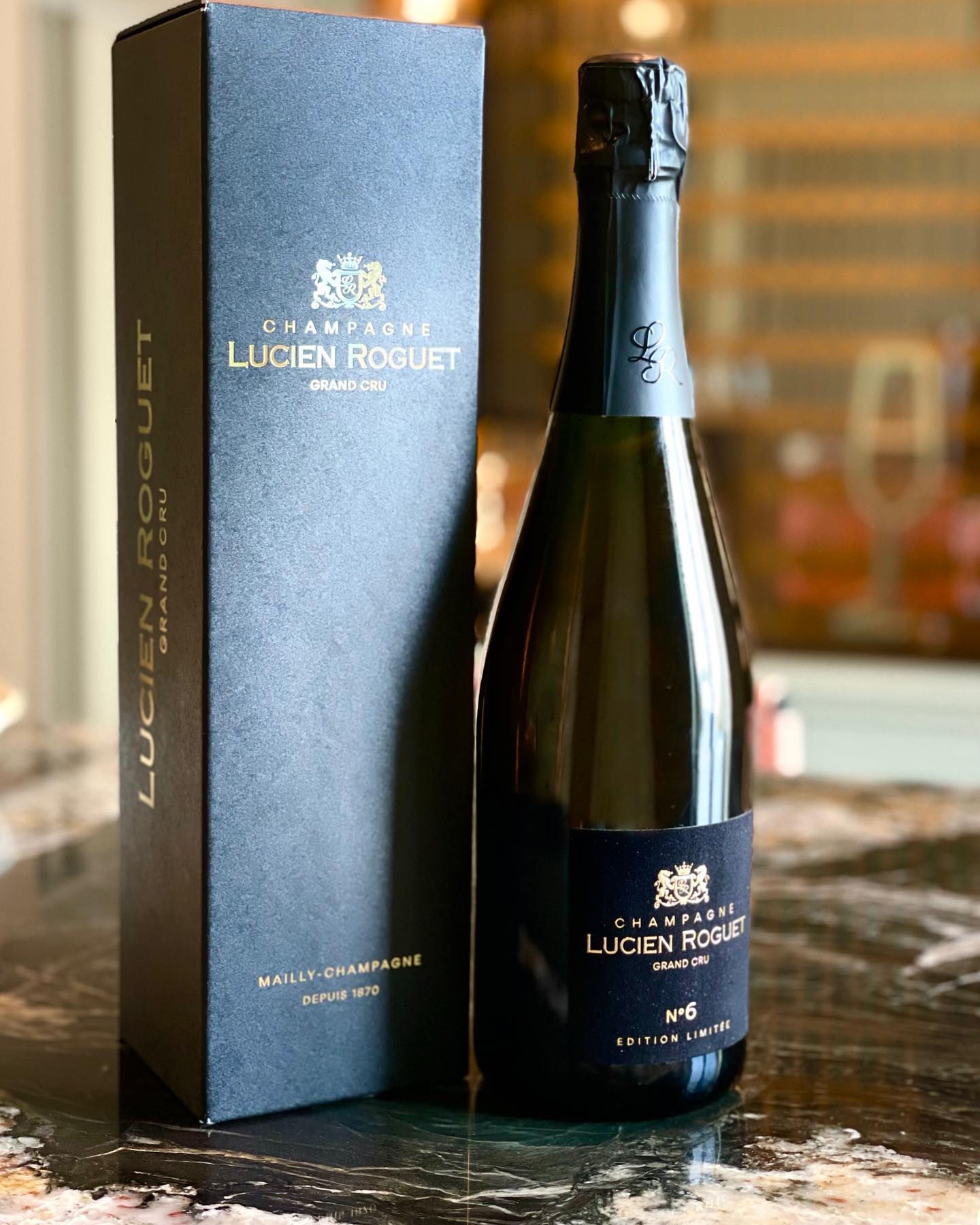 Nous profitons du « Champagne Day » pour vous présenter la nouvelle cuvée de la maison qui vient compléter notre collection « La Nº6 » une édition limitée habillée d’or et de velours. Subtil assemblage des vendanges 2015 & 2016 🍾
Nous restons à votre disposition pour plus d’informations.
Santé à tous 🥂
#champagne #champagneday #numero6 #editionlimitée #design #packaging #vigneronindependant #champagnedevignerons