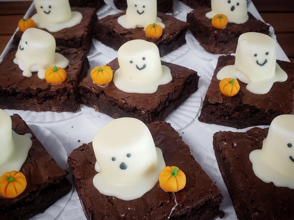 Need some spooky treats for Halloween ?? Get some double chocolate brownies with white chocolate covered marshmallow ghosts accompanied by marzipan pumpkins to add a festive flavor to your scary celebration !! 👻🎃