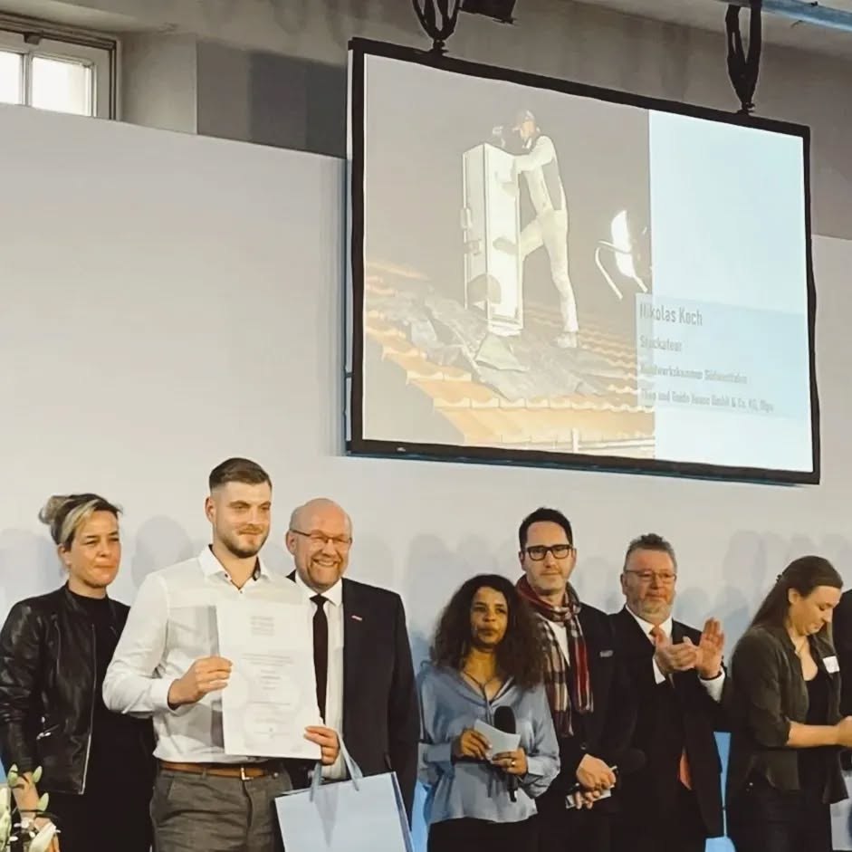 Wir gratulieren unserem Junggesellen Nikolas Koch zum Landessieg beim Leistungswettbewerb des Deutschen Handwerks NRW.💪👍Damit vertritt Niko NRW beim Bundesfinale in Berlin.
#stuckateurhandwerk
#handwerkrockt #landessieg #ausbildungimhandwerk #stuckateurausbildung #herzlichenglückwunsch #zukunftimhandwerk 🏗️👷
#TheoundGuidoHesse #StuckgeschäftHesse #DeinStuckateurinOlpe #stuckateur #verputzer #gipser #außenputz #innenputz #stuck #WeilIhrHausUnsWichtigIst #wirgebenIhremHauseinGesicht #handwerk #teamarbeit