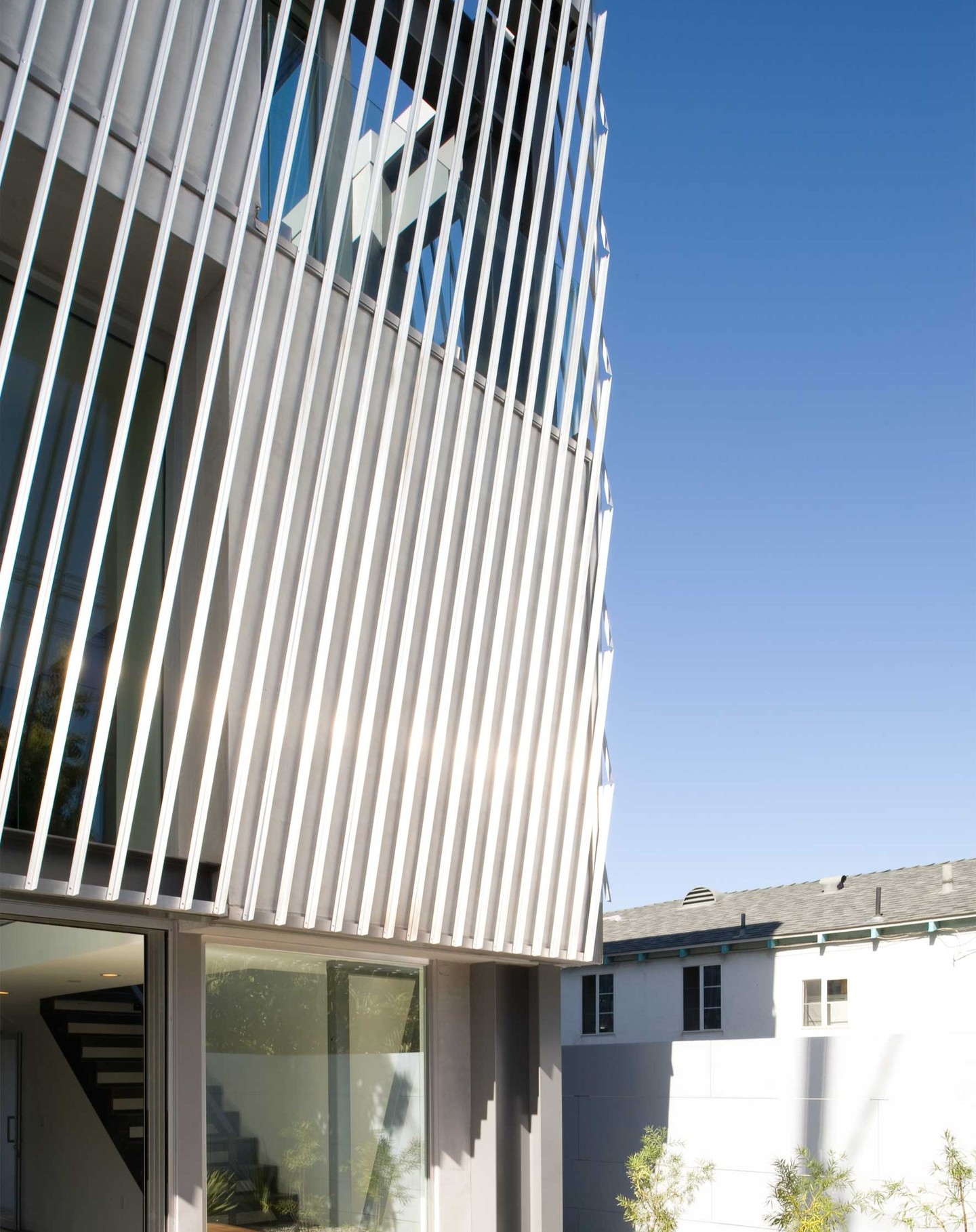 - Exterior/skin -
A pair of townhouses in West LA, Green Houses used a multi-wall translucent material that allows in light but retains privacy. The building skin, a shade screen created by diagonal, 1” x 2” aluminum angles, gives the buildings a distinctive appearance. See more at: https://www.sander-architects.com/green-houses
.
.
.
#architecture #architect #design #construction #facadedesign #facade #architecturephotography #architecture_hunter #archdaily #nextarch #architecturelovers #facadelovers #home #homedesign #hybridhouse #hybridconstruction #greenhouses #arquitetura #perspective #pattern #archlife #Losangeles #residentialarchitecture #sanderarchitects #skin