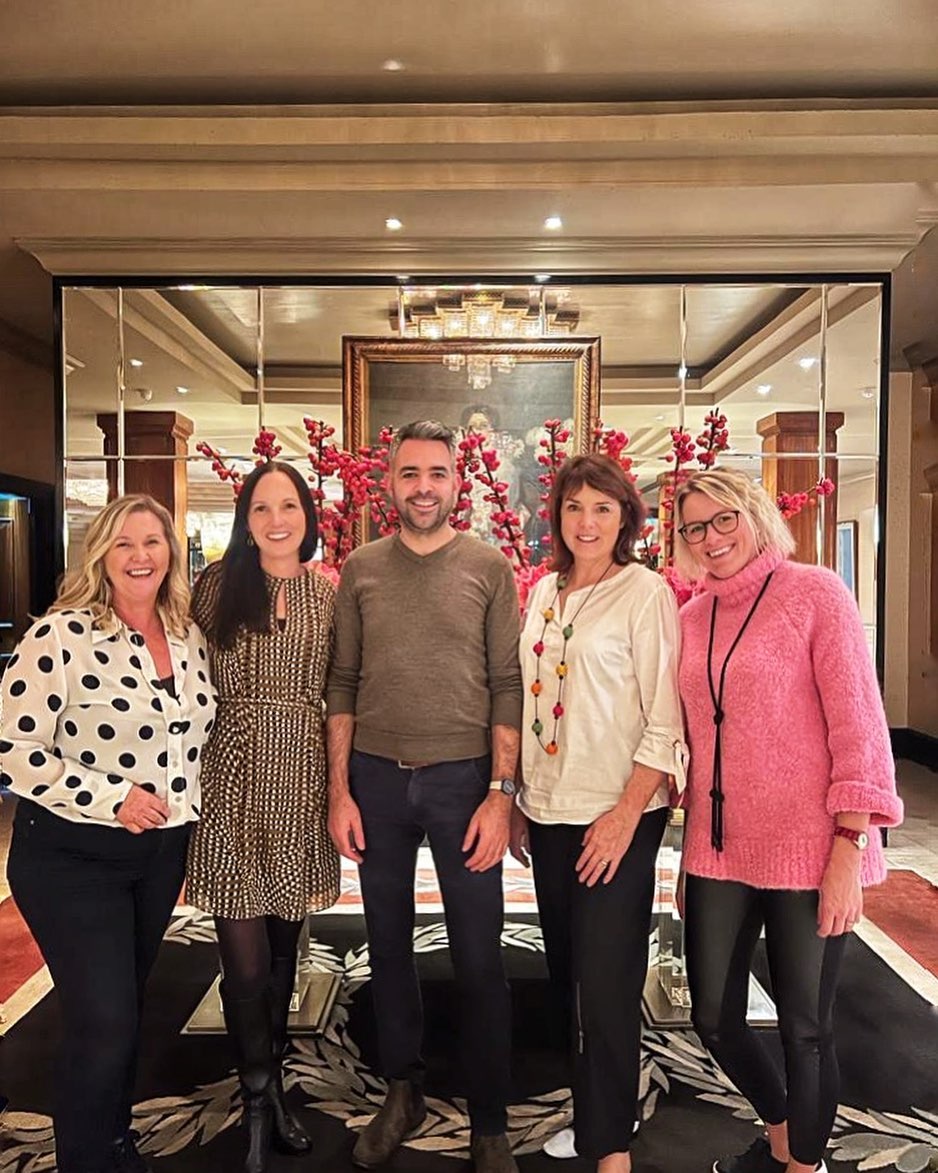 Meeting with likeminded people always brings joy, doesn’t it? 🙋🏼♀️
My fellow professional home organisers and KonMari consultants all together in person for the first time!🥂🎉👏🏻
Sharing, supporting and learning from each other so we can better serve our client🙏
@_joy_at_home_ @mylittlewonderful @enjoy_your_home_ @joyfulspaces_
#smallbusiness #konmari #mariekondo #organisedstore