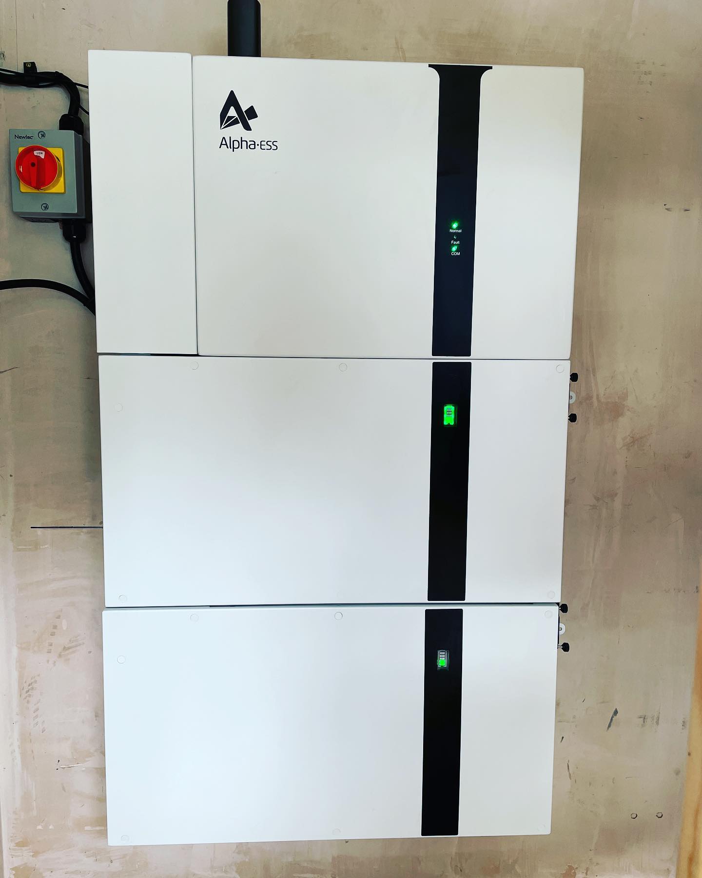 @alpha_ess B3+ 10kwh battery storage installed. Customer now able to store surplus #solarpv and drastically reduce energy bills and grid dependancy. System supplied by @waxmanenergy #renewables #gogreen #sparkylife