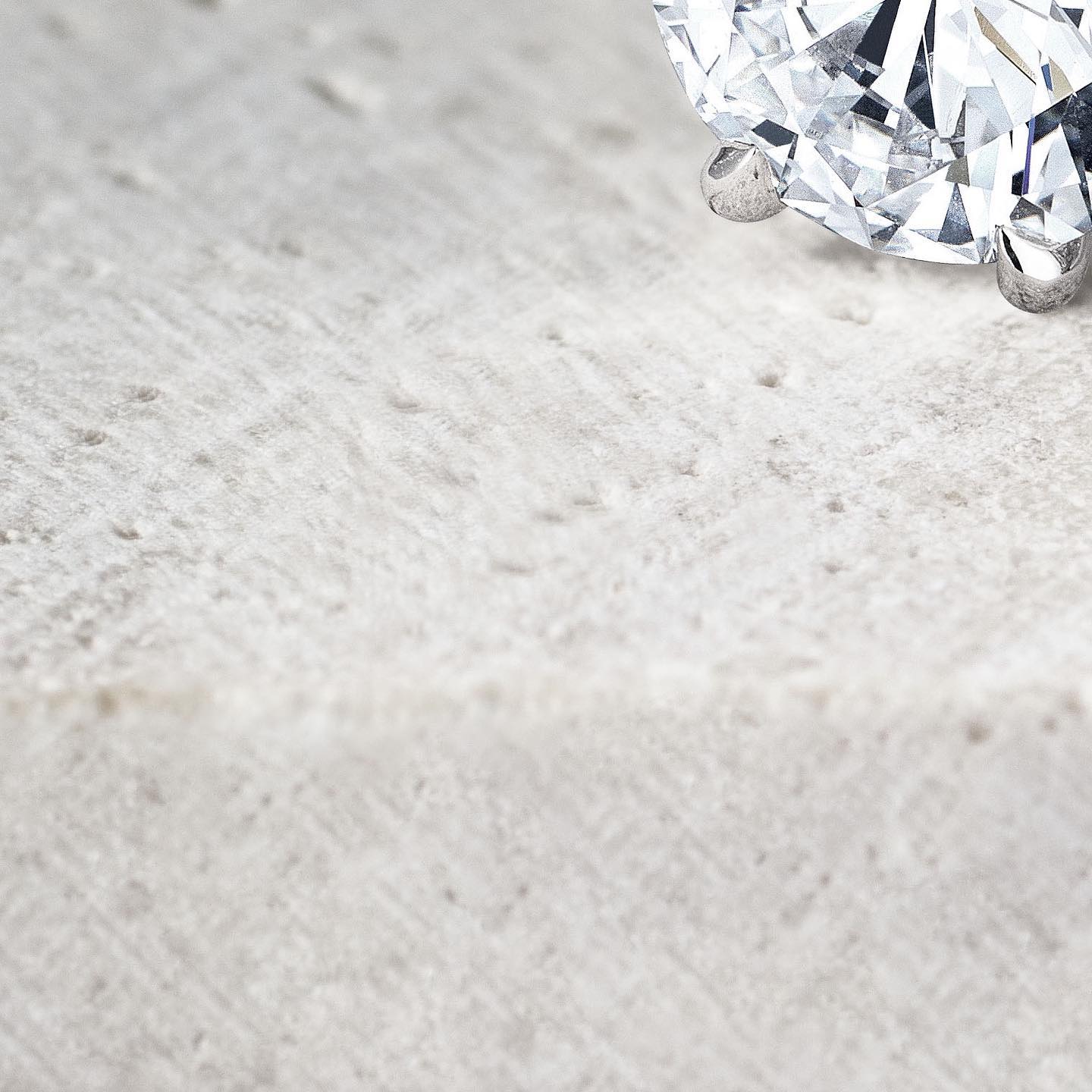 Simply divine.
Left: 1.5 carat round brilliant set in a timeless 6 prong platinum setting
Right: 2 carat round brilliant diamond set in a gorgeous platinum pave setting
#engagementring #engagementringhk #diamonds #diamondshk #naturaldiamonds #labgrowndiamonds #labgrowndiamondshk