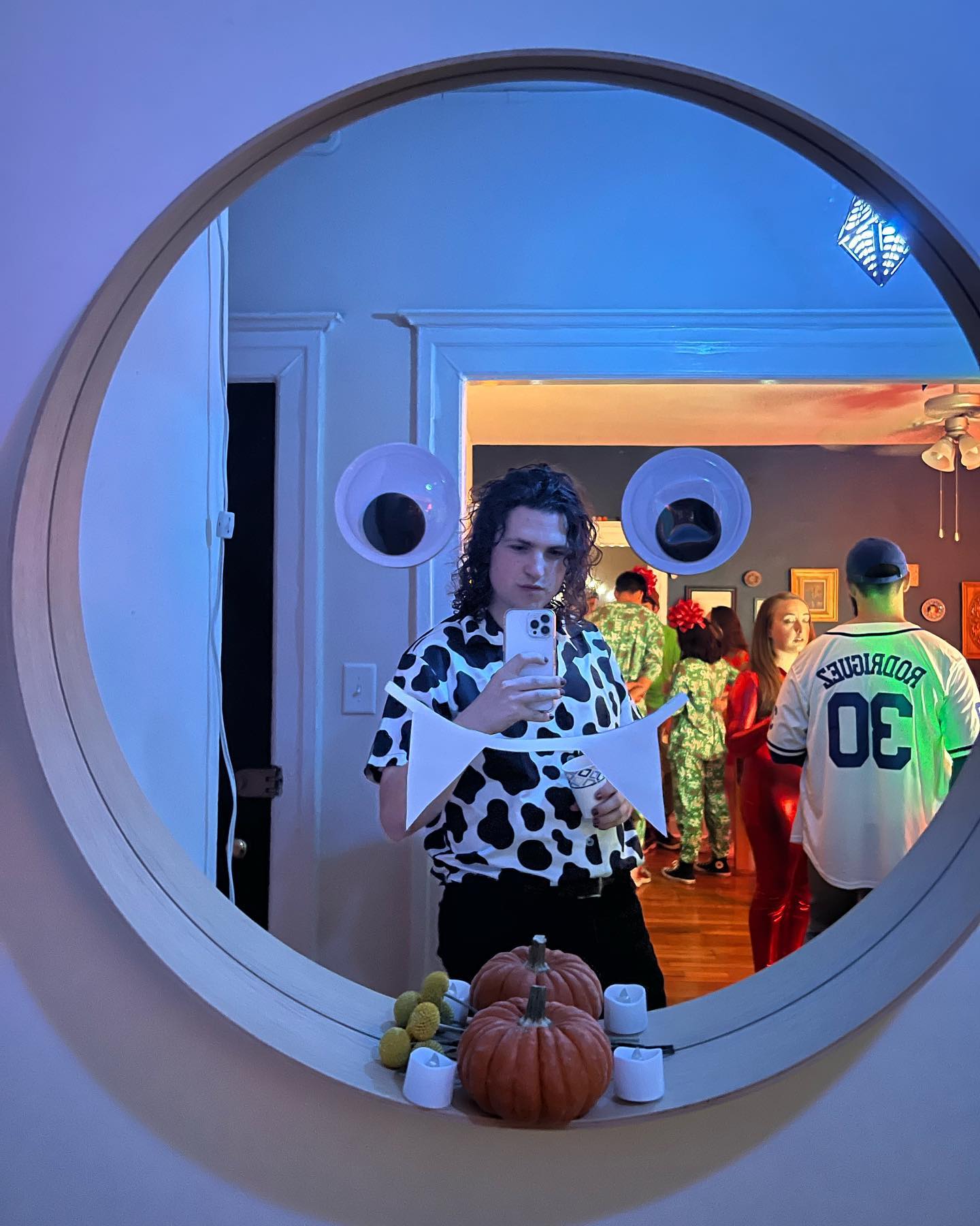 Happy Halloween 🎃 from me to u! ☺️🧟☺️ Some spooky stills from this Halloweekend. A time for plunging into the weirdness, using storytelling to confront those things that go bump in the dark, and being a lil goofy. Ttyl gonna have some brick oven pizza, wine, and a Hocus Pocus double feature 😌🧙♀️✌🏻✌🏻.
.
.
.
#halloween #spookyart #halloweekend #hitchcock #🙀