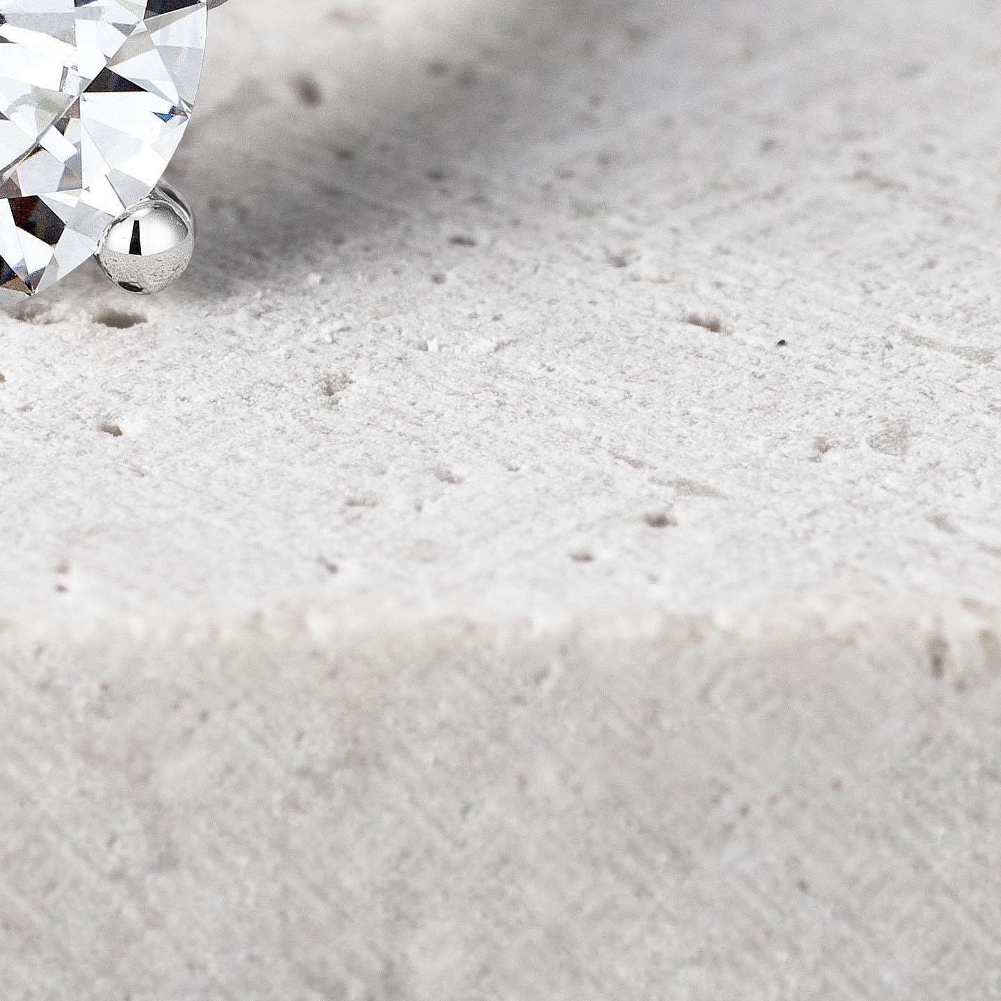 Simply divine.
Left: 1.5 carat round brilliant set in a timeless 6 prong platinum setting
Right: 2 carat round brilliant diamond set in a gorgeous platinum pave setting
#engagementring #engagementringhk #diamonds #diamondshk #naturaldiamonds #labgrowndiamonds #labgrowndiamondshk