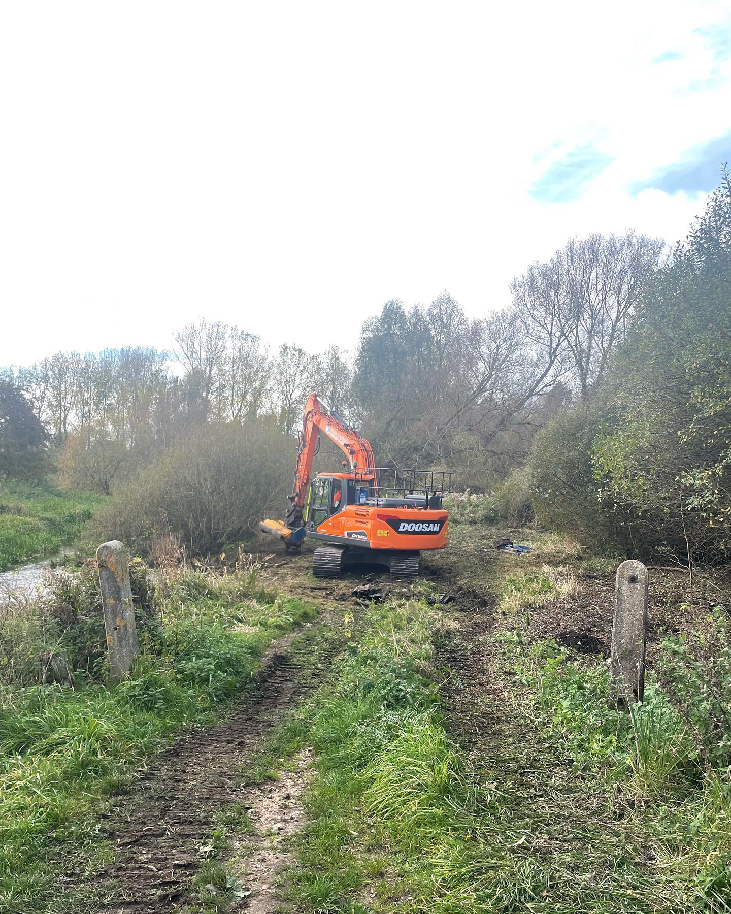 A busy few days on a site we are currently working on. Scoping for bats and soft felling trees with potential bat habitat. This is a restoration project on the upper river Wensum in the hope to prevent flooding in the future. 🦇 🌳 #amgroundmaintenance #norfolk #fakenham #arboricutlure #arborist