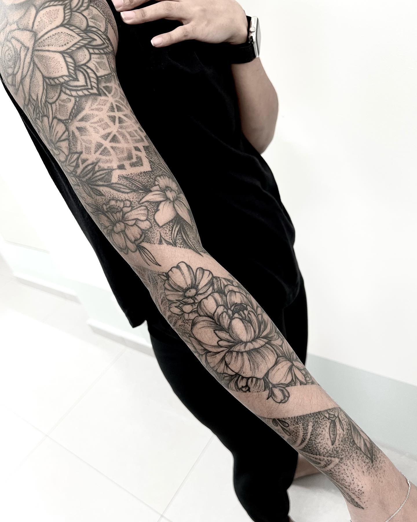 On a personal trainer sabrina ! #tatt #inktattoo #girl #girltattoo #singaporetattoo #oddtattooer #dotwork #dotworktattoo #black #blackworktattoo #blackworkers #geometry #mandalaart