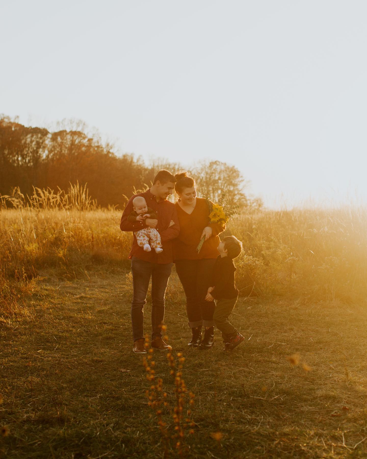 this family wanted to represent their little baby that they lost a few years ago with a bouquet of flowers in their place - such a thoughtful way to include that little love into their family photos 🤍