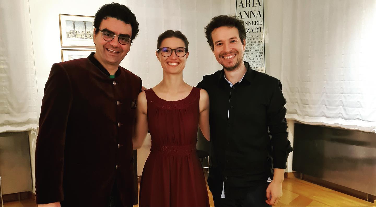 Last Sunday, we had an amazing concert in the Mozart Residence, in Salzburg, with the moderation of Maestro Rolando Villazón. Many thanks to all who assisted, it was an unforgettable day!!!
Letzten Sonntag hatten wir ein ganz besonderes Konzert im Mozart Wohnhaus in Salzburg, moderiert von Maestro Rolando Villazón. Vielen Dank an alle, die dabei waren, es war ein unvergesslicher Tag!
#cello #rolandovillazon #cellist #celloplayer #cellolife #cellomusic #classicalmusic #violoncello #strings #music #musica #musician #vienna #musicfestival #livemusic #guitar #classicalguitar #musicismylife #musicos #musico #music #music #musica #musicians #guitar #chile #salzburg #kultur