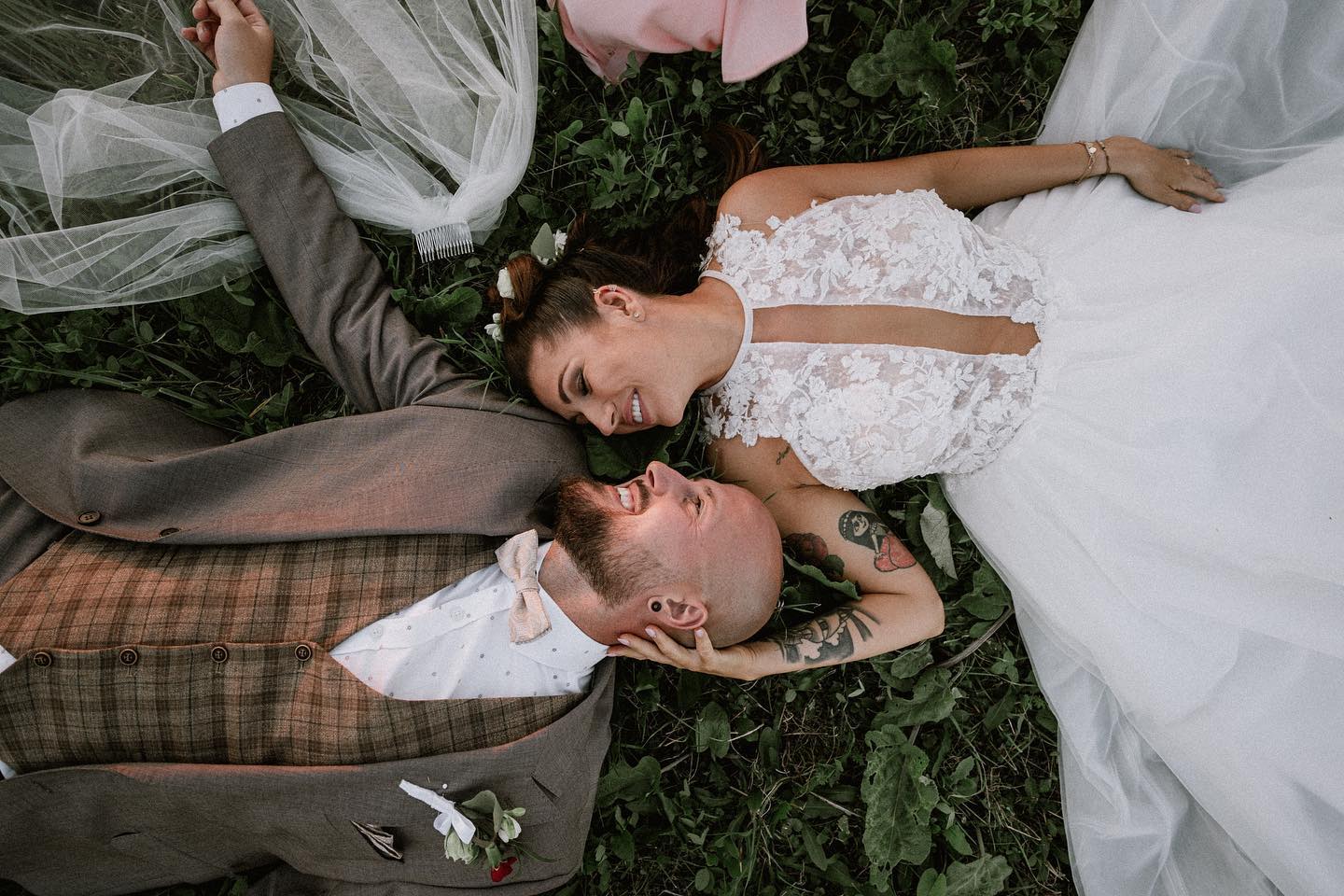 Jana a Tomáš:)
.
.
#svatba #svatebnisaty #svatba2022 #svatebnifotograf #svatebniinspirace #svatebnifoto #wedding #weedingdiaries #portret #instawedding #bride #portretnifotografie #svatebnimisto #sunsetphotography #feelings #fotograf #fotografostrava #weddingphotographer #weddingday #beskydymountains #svatbavbeskydech #ślub #slubneinspiracje #weddingphotography #svatbavprirode #fearlessphotographer