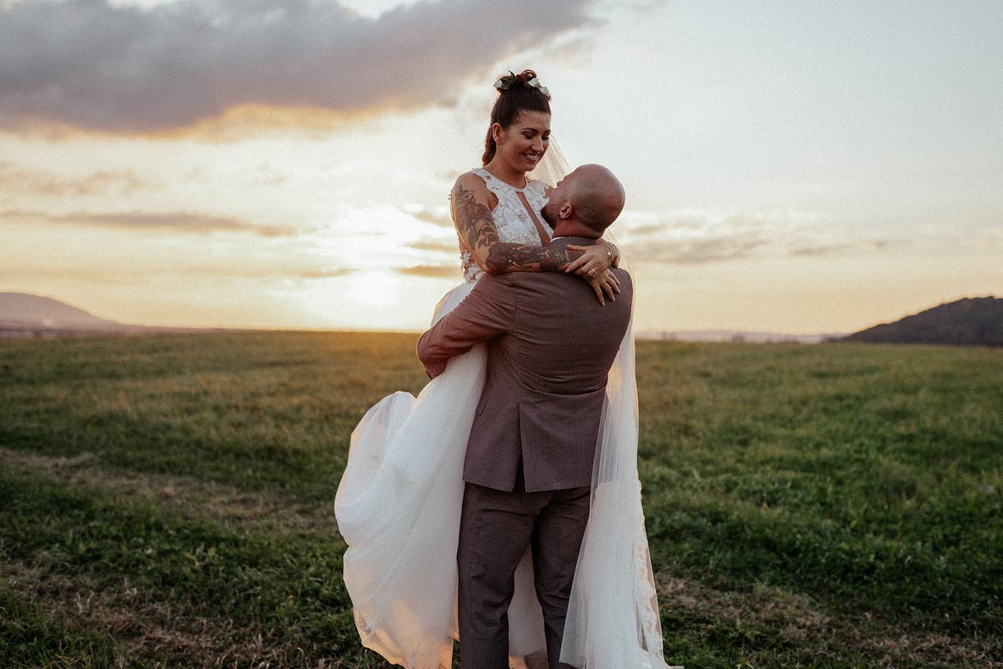 Jana a Tomáš:)
.
.
#svatba #svatebnisaty #svatba2022 #svatebnifotograf #svatebniinspirace #svatebnifoto #wedding #weedingdiaries #portret #instawedding #bride #portretnifotografie #svatebnimisto #sunsetphotography #feelings #fotograf #fotografostrava #weddingphotographer #weddingday #beskydymountains #svatbavbeskydech #ślub #slubneinspiracje #weddingphotography #svatbavprirode #fearlessphotographer