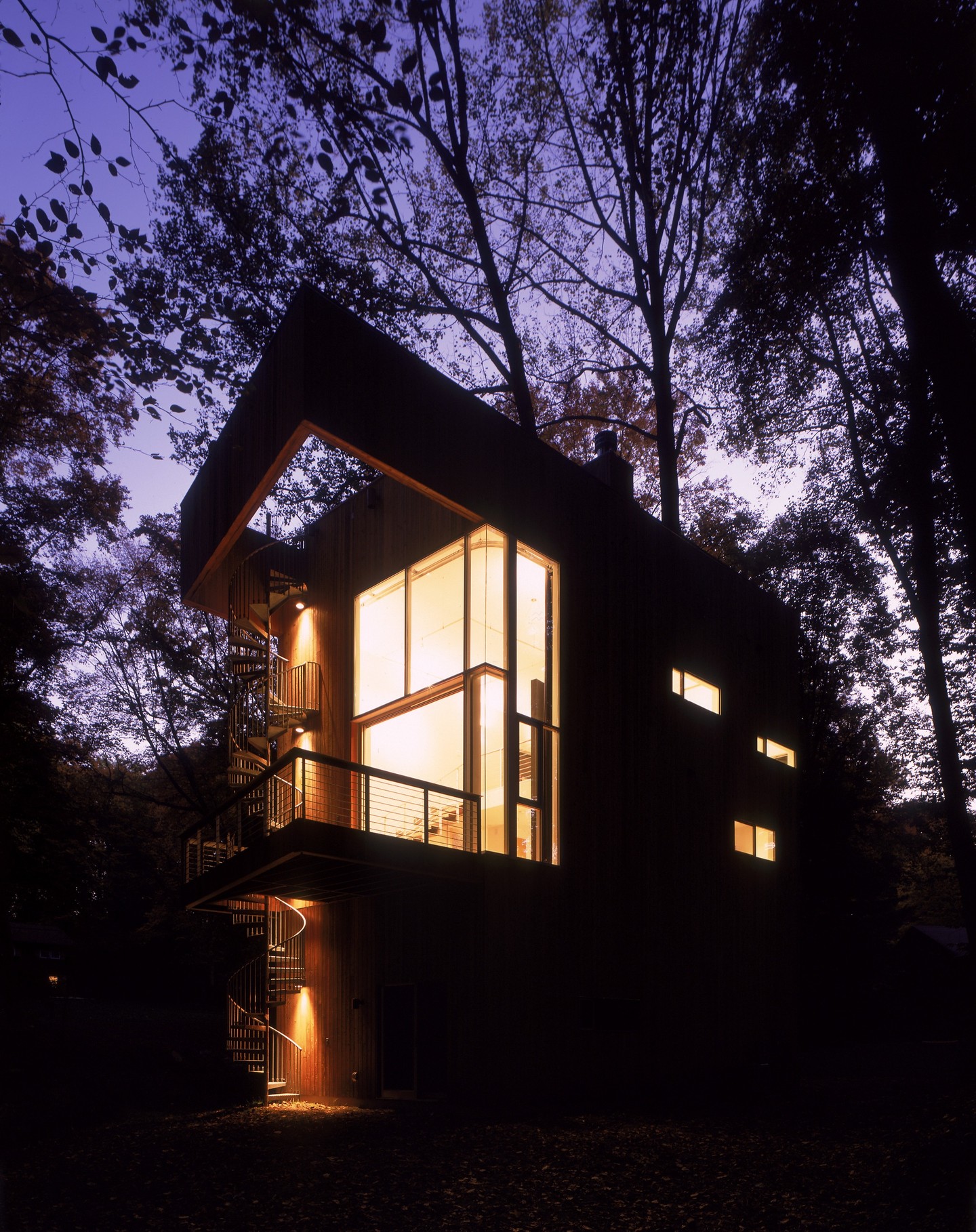 - Exterior/dusk -
Tree House sits on a cul-de-sac at the end of a mature subdivision in Wilmington, DE, USA that is filled with century-old deciduous trees. The potential for flooding makes the buildable area small. This induced us to design a vertical house, with a raised Living Room that creates the feeling of being in the trees. See more at: https://www.sander-architects.com/tree-house
.
.
.
#architecture #architect #design #construction #facadedesign #facade #architecturephotography #architecture_hunter #archdaily #nextarch #architecturelovers #facadelovers #home #homedesign #hybridhouse #hybridconstruction #treehouse #dusk #arquitetura #perspective #pattern #archlife #wilmington #residentialarchitecture #sanderarchitects #skin