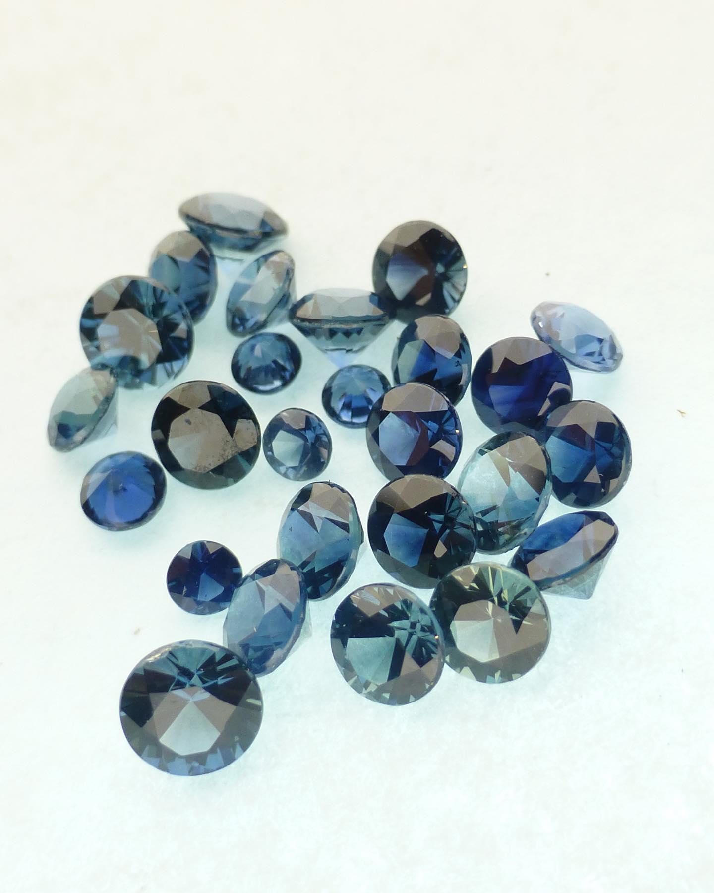 Saphirs d’Auvergne, taille rond et ovale de 0,2ct à 1ct
Taille de précision. Naturels, non chauffés, non traités. French sapphires 🇫🇷 from Auvergne. Precision cut. Natural, unheated, untreated.
#saphir #saphirdefrance #saphirdauvergne #frenchsapphire #finegems #exceptionalgemstones #teal #tealsapphire #bluesapphire #naturalgemstone #ethicalgemstone #ethicallymined #naturalsapphire #unheatedsapphire #saphirnaturel #pierresethiques #joaillerieethique
#sapphire #gemme #cuttinggemstones #precisioncut #ethicaljewelry #highjewelry #jewelrydesign #statementjewelry #hautejoaillerie #minetomarket #jewelrydesigner #jewelryblogger #gemstonetraceability