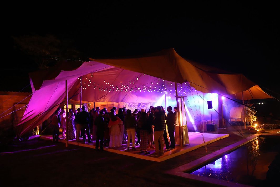 Do ultimo fim de semana, pro aniversário do Gabriel, a proposta era ter essa estética bem rústica, a tenda foi feita pelo marceneiro da família, nós cuidamos da parte de som, rider de banda e dj, luz de pista e cordão de luzes!
Projeto e decor da @suacasaemfesta