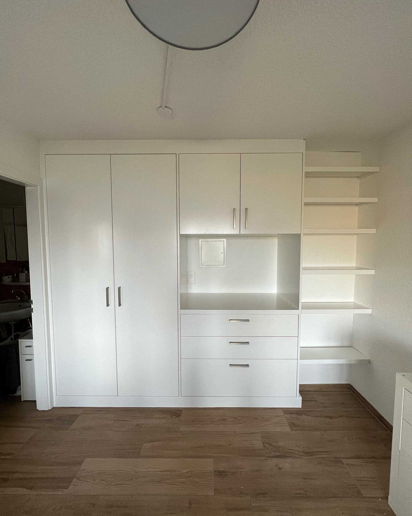 Condamnation d’un porte suivi d’un agencement réalisé en atelier
#agencement #agencementinterieur #agencementsurmesure #armoir #tirroirs #laqué #laqueblanche #optimisation #alp #latzoumaz #latzoumaz4vallées #tzoumazing