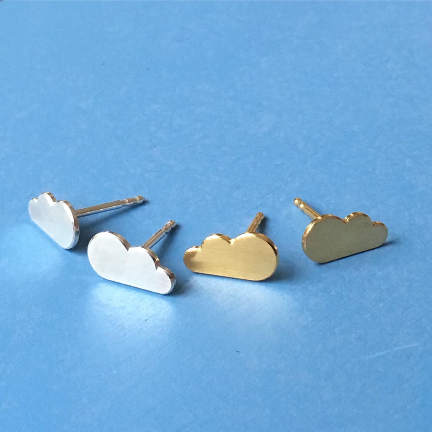 ☁️☁️☁️
NUAGES
Ag 925 éco / doré
#bouclesdoreilles #bijouxdoré #argentdoré #bouclesdoreillesfaitesmain #bijouxnuage #nuage #argentrecyclé #ecosilver #clousdoreilles #bijouxenfants #bijouxenargent #petitnuage #noeebijoux