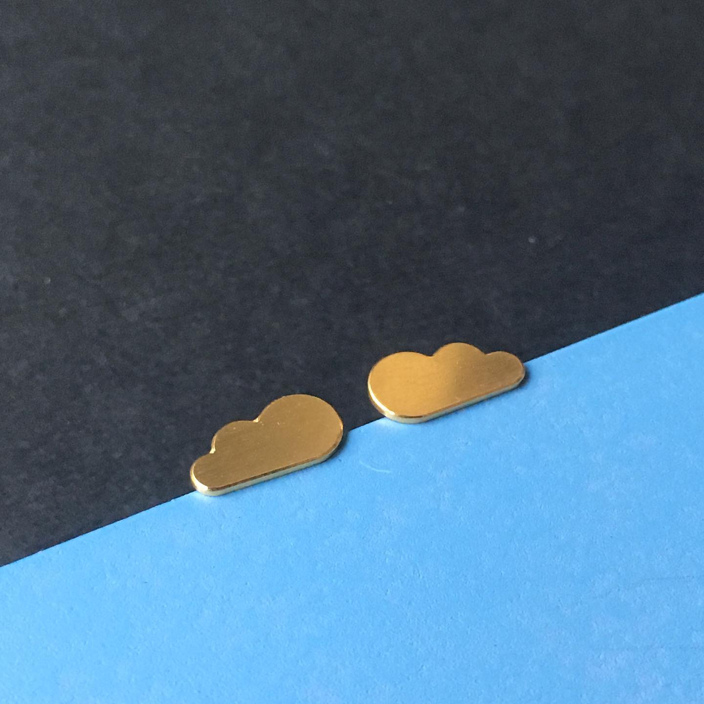 Des clous NUAGES
Ici dans leur version dorée
Ag 925 éco doré or jaune
#bouclesdoreilles #or #doré #bouclesdoreillesdorees #bijouxnuage #nuage #bijouxdorés #argentrecyclé #ecosilver #clousdoreilles #bijouxenfants #bijouxenargent #petitnuage #noeebijoux