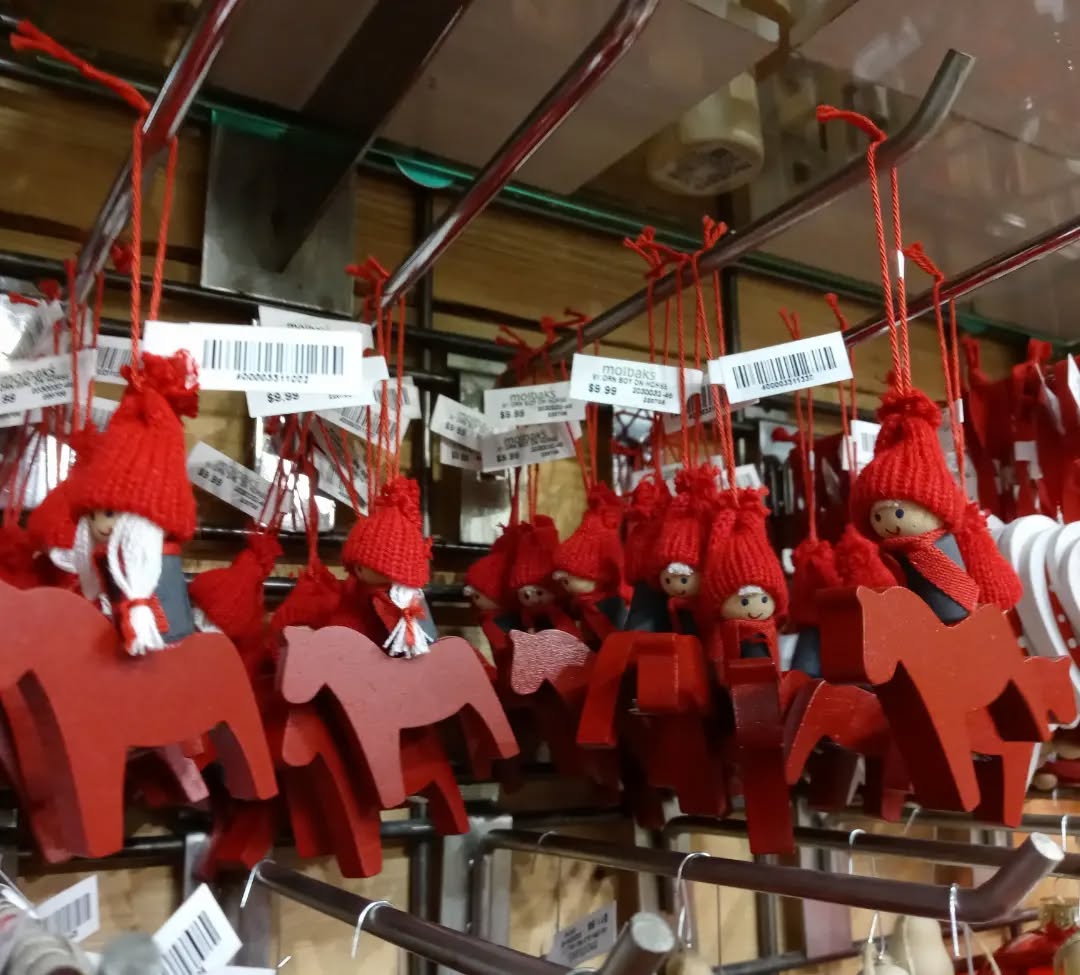 @molbaks also makes my little Swede heart so happy. I find so many Scandinavian stocking stuffer treasures for my aunts (and myself 😅) every year. From lingonberry jam to Tomte ornaments they sure know how to fill my shopping basket.