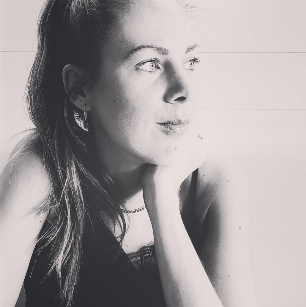 Nur noch ein paar Schritte und das erste Ziel ist erreicht 🎓Eine intensive, aber lehrreiche und bereichernde Zeit beim IKP zur Ernährungspsychologischen Beraterin neigt sich nach fast 4 Jahren dem Ende 👏🏻
Ich freue mich über ein Stück zurückgewonnene Freizeit, die näher rückt! Aber auch auf die Umsetzung vieler neuer Ideen, Pläne und Visionen ✨
Meine Angebote werde ich sicherlich laufend optimieren und erweitern, nicht nur im Ernährungsbereich - es bleibt spannend! 
Ganz im Sinne von „go with the flow“ „do what you love“ „follow your heart“ oder so 😉 
Wachsen, lernen, mich trauen, ausserhalb der Komfortzone in meine volle Kraft treten… Ein Tanz zwischen Werden und Sein - das bleibt mein Fokus ✨ 
…und wünsche ich mir auch für Dich! Vielleicht kann ich dich dabei unterstützen? Ich freue mich auf viele neue Begegnungen und inspirierende Gespräche!
much love 🤍
#fokus #abschluss #ernährung #ernährungsberatung #psychologie #lernen #wachstum #inspiration #ziele #visionen #neverstop #dowhatyoulove