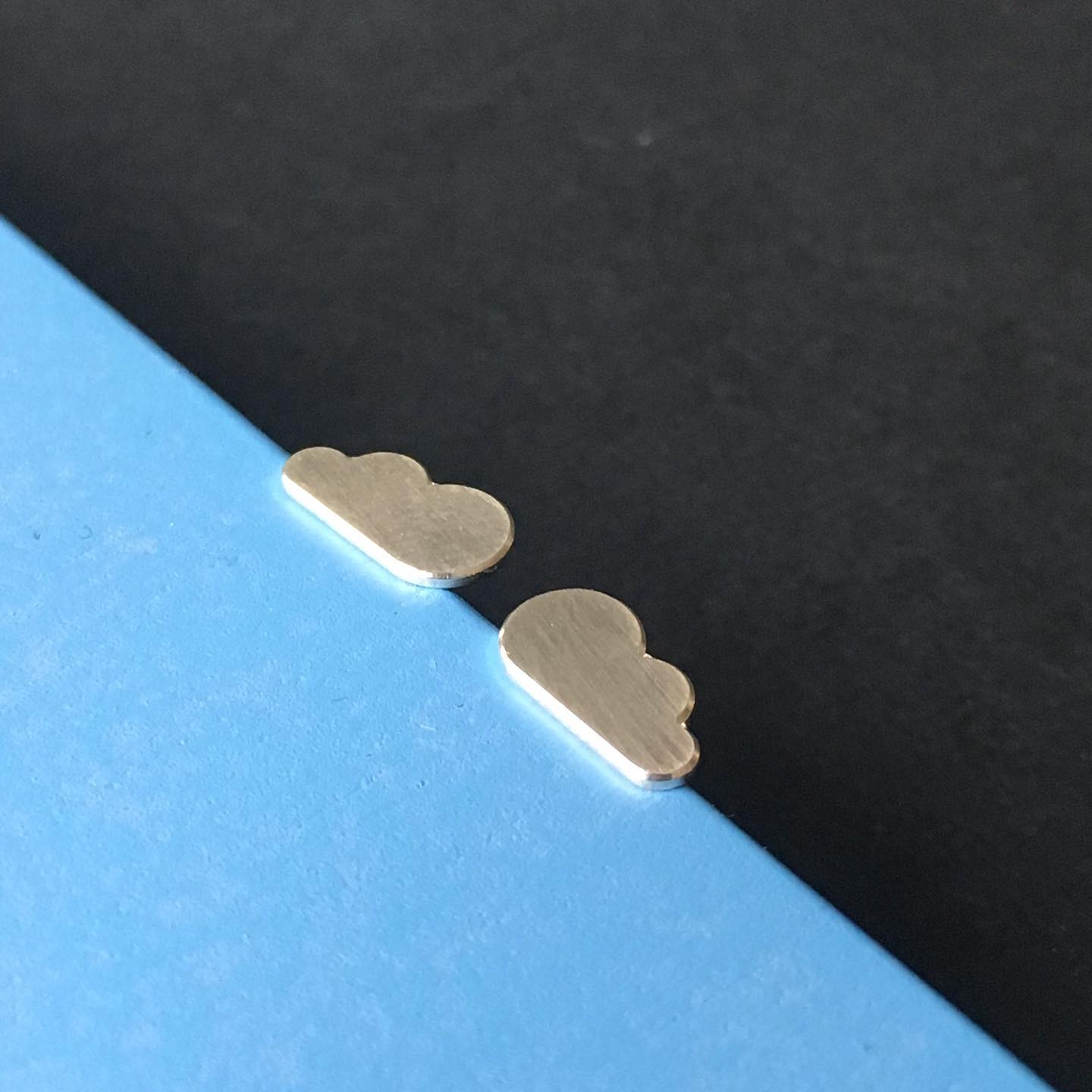 Des clous NUAGES
Ici dans leur version argent
Ag 925 éco
#bouclesdoreilles #bouclesdoreillesfaitesmain #bijouxnuage #nuage #argentrecyclé #ecosilver #clousdoreilles #bijouxenfants #bijouxenargent #petitnuage #noeebijoux