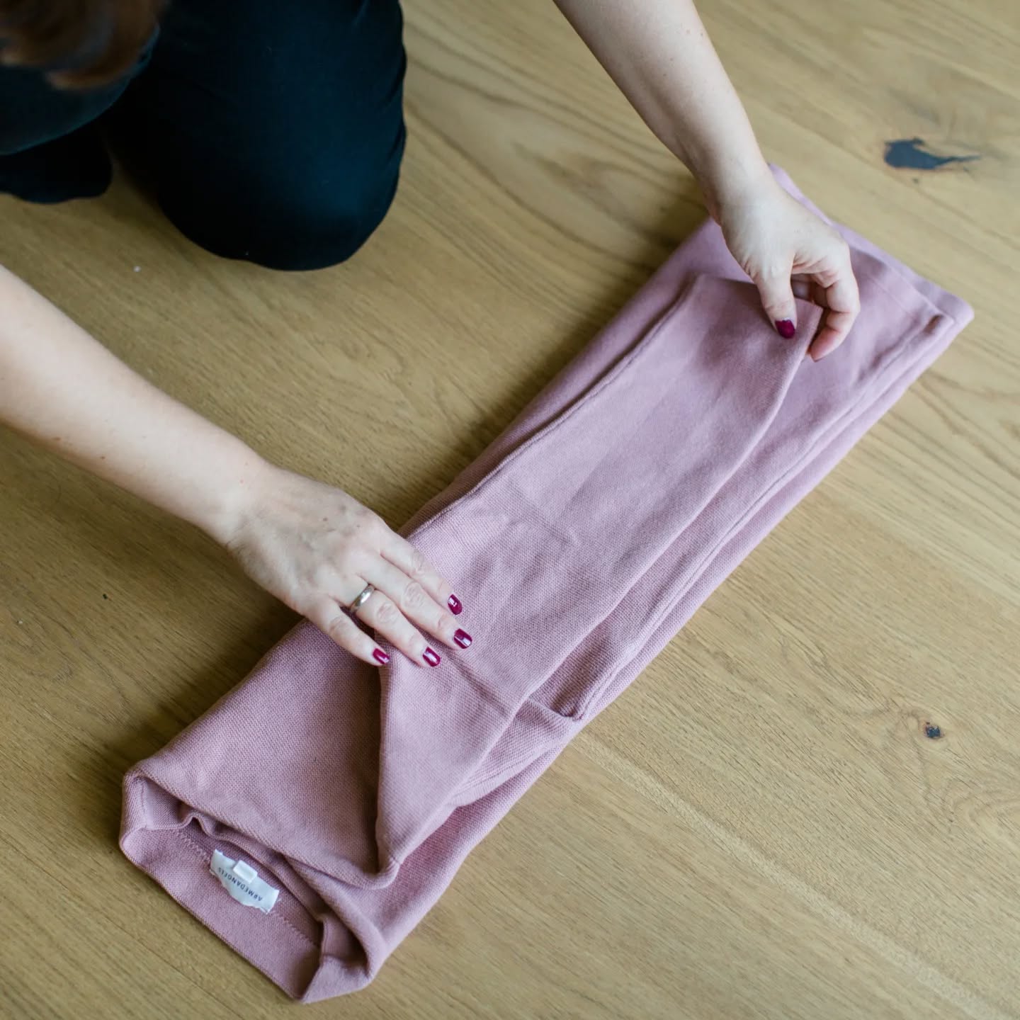 Der Länge nach dritteln, Ärmel reinklappen, evt. nochmal halbieren und zusammenrollen. So schnell ist jedes Oberteil zusammengelegt und steht dann sogar von selbst im Kasten.
Auch hier gilt: Ausnahmen bestätigen die Regel und bei so manchem Kleidungsstück muss man kreativ werden. Das Ergebnis lohnt sich allemal!
#glueckssachen #sparkjoy #konmari #mariekondo #konmariconsultant #magiccleaning #ordnung #ordnungscoach #ordnungsberatung #aufräumen #ausmisten #entrümpeln #organisieren #ordnungshilfe #linz #leonding #oberösterreich