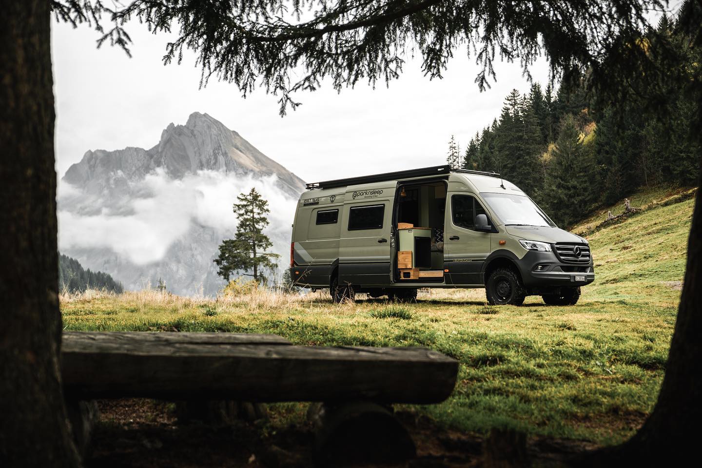 Mit super Fotos von @andographie konnten wir das Mega-Projekt von @busandmore erfolgreich abschliessen und festhalten!🤩
Weitere Fotos und Informationen zu diesem Individualausbau folgen✌🏼
#sprinter #4x4 #custom #conversion #company #handmade #camper #van #campervan #swiss #mountains #vanlife #adventure #vanlife #camperlife #offroad